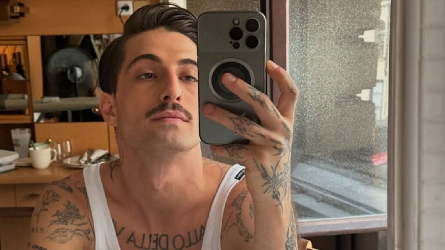 Spiegelselfie van zanger Damiano David.