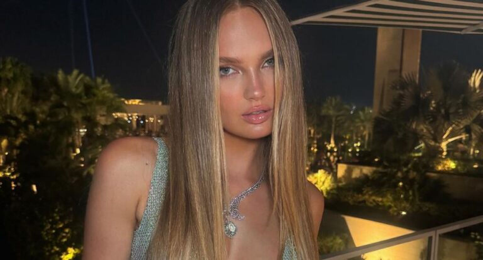 Romee Strijd poseert voor een foto.