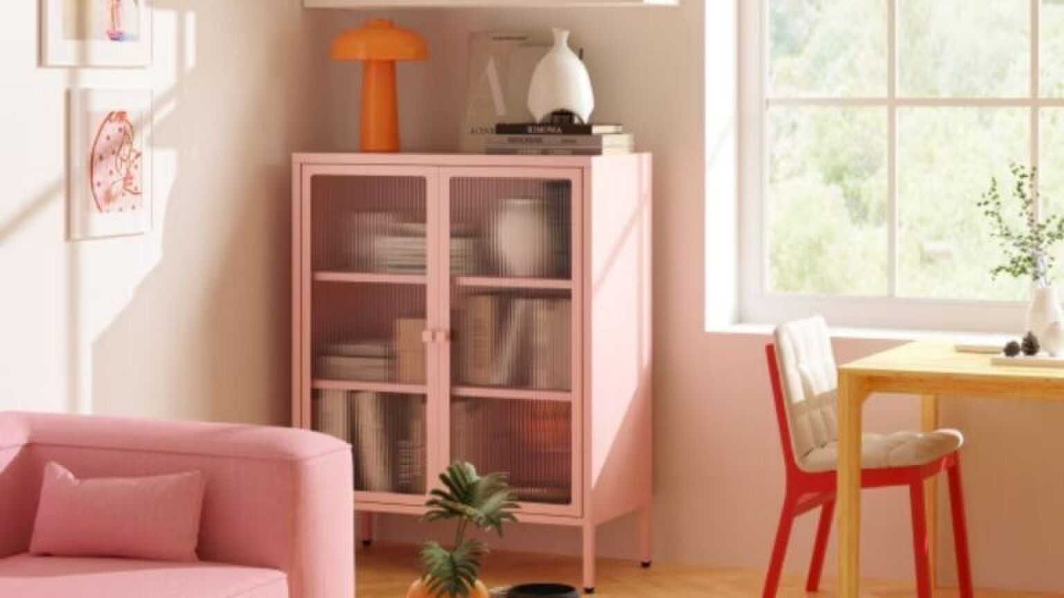 Een roze vitrinekast.