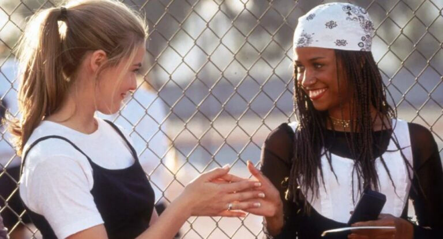 Cher en Dionne geven elkaar een handdruk.