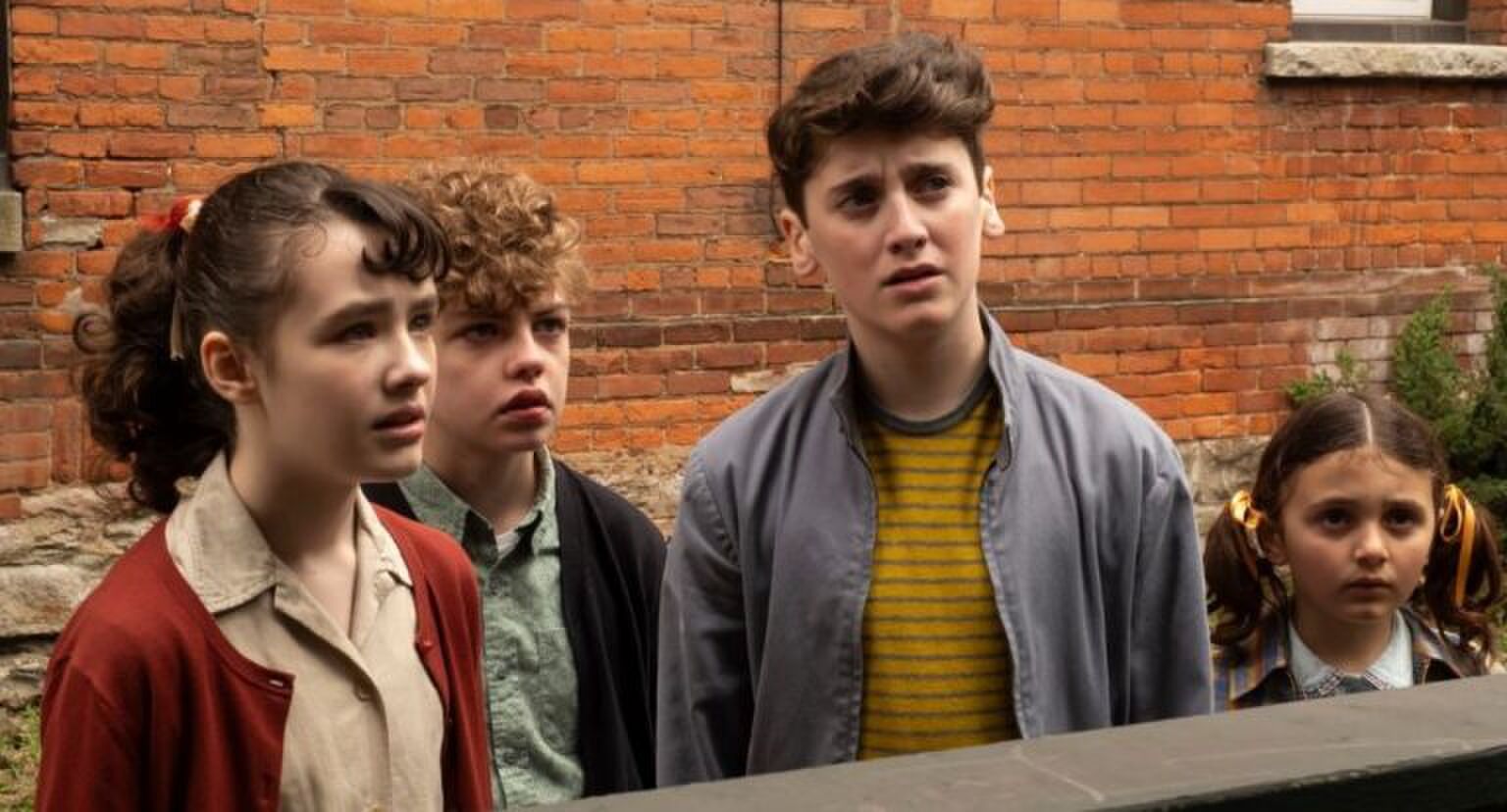 Kinderen staren naar achter de camera.