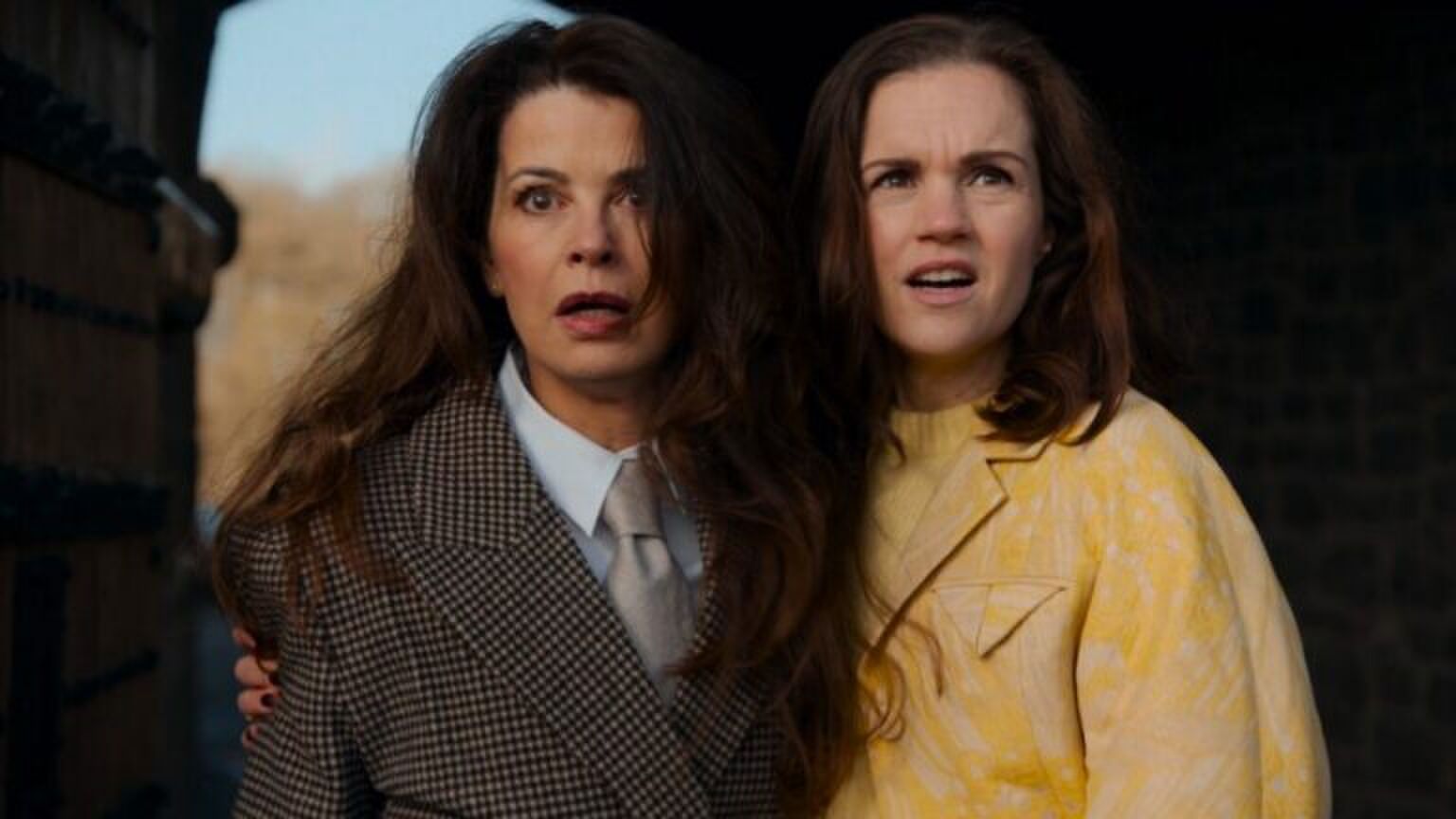 Caroline de Bruijn (Janine) en Marly van der Velden (Nina) in GTST, RTL