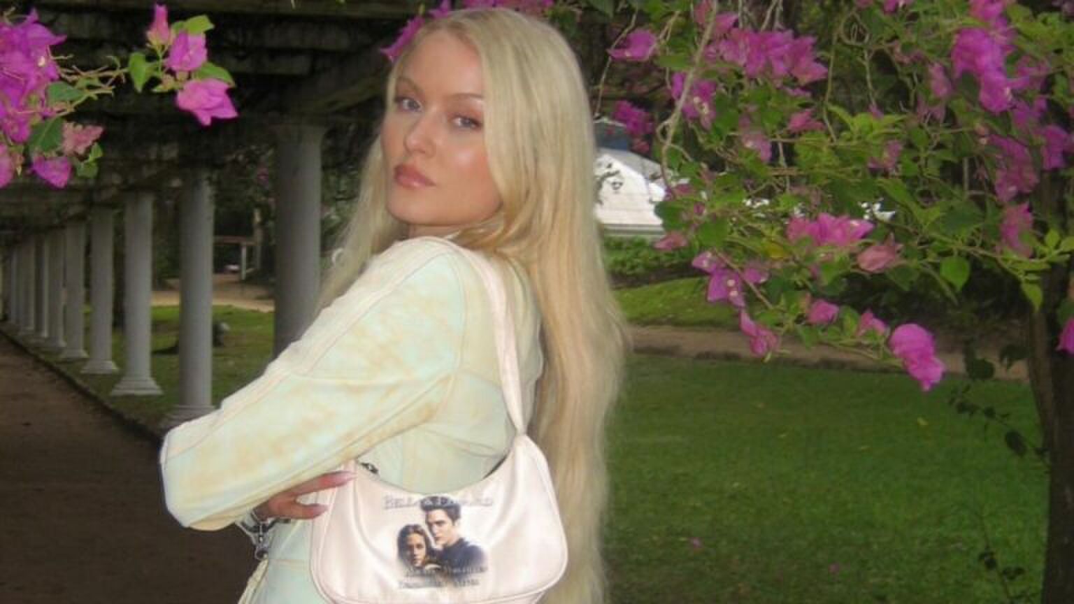 Zara Larsson poseert voor een foto.