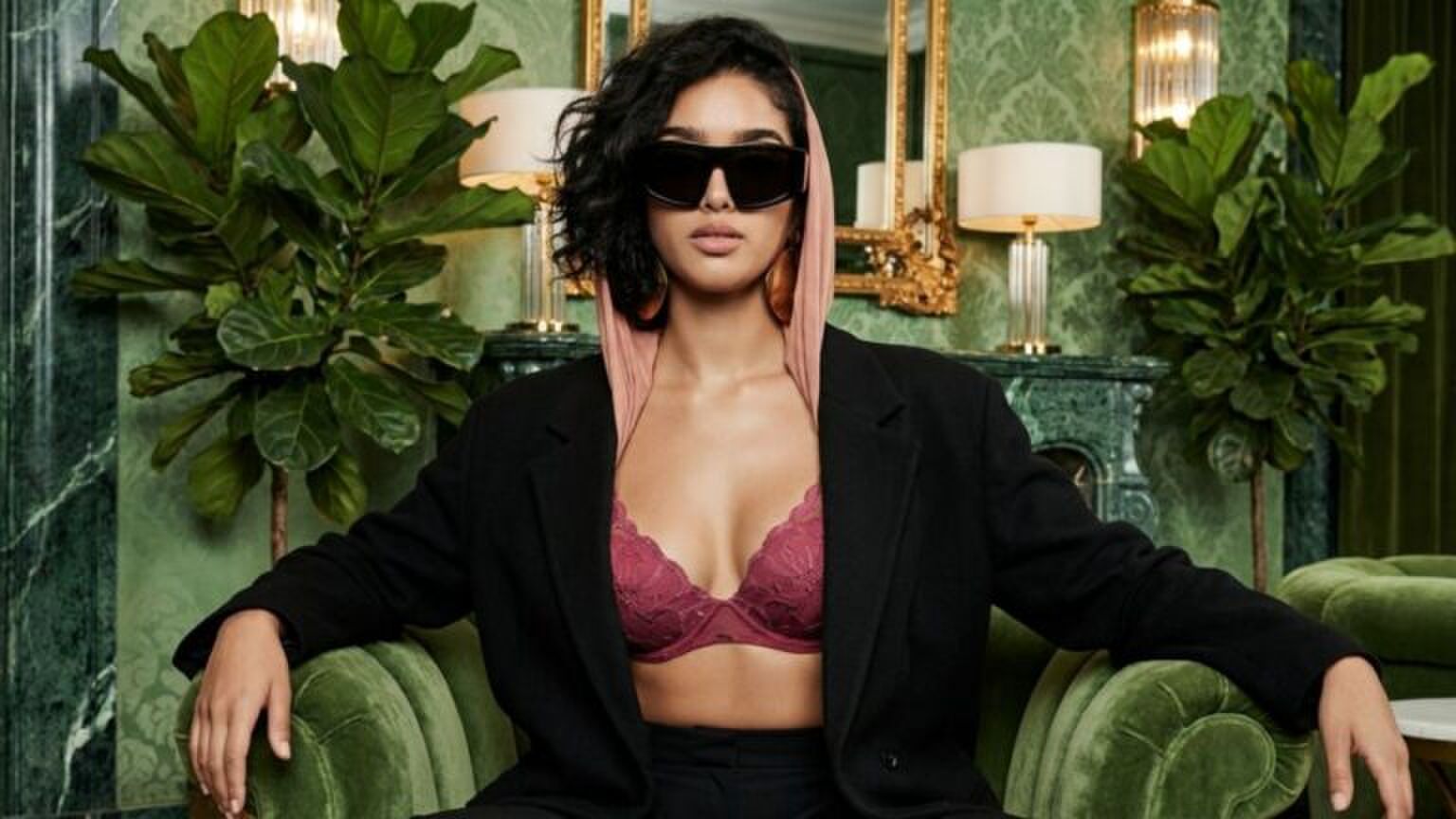 Vrouw met een beugelbh aan.