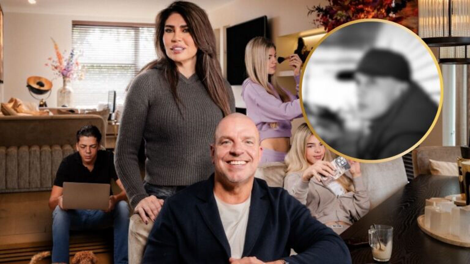 Foto van het gezin van Andy en Melissa met een wazige foto van de biologische vader van hun zoontje Nino.