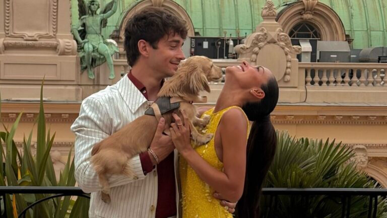 Charles Leclerc en Alexandra Saint Mleux poseren met hun hond Leo.