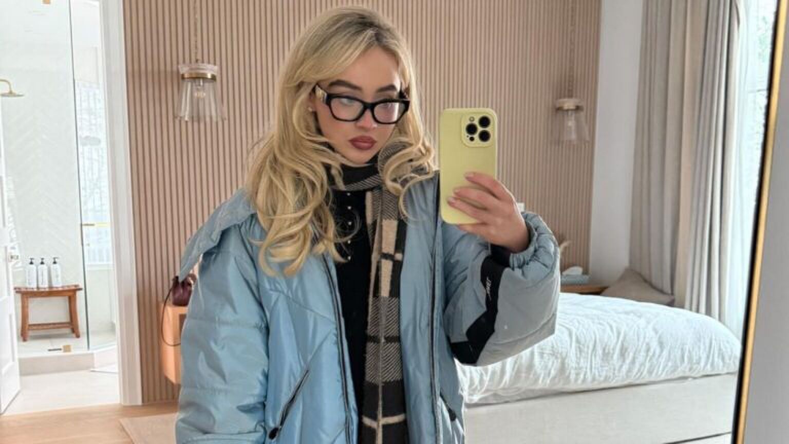 Sabrina Carpenter poseert voor een selfie.