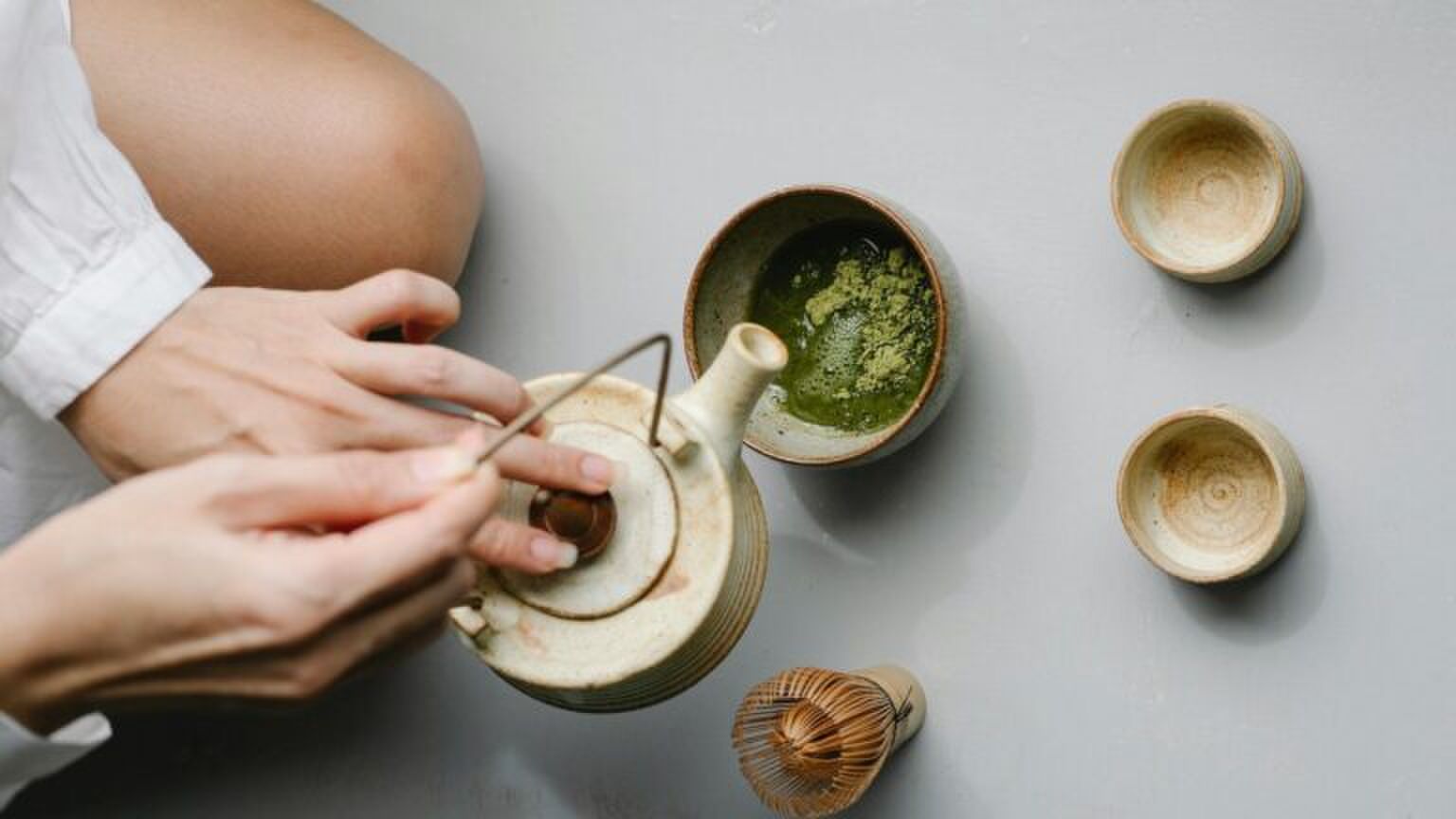 Een vrouw bereidt matcha voor.