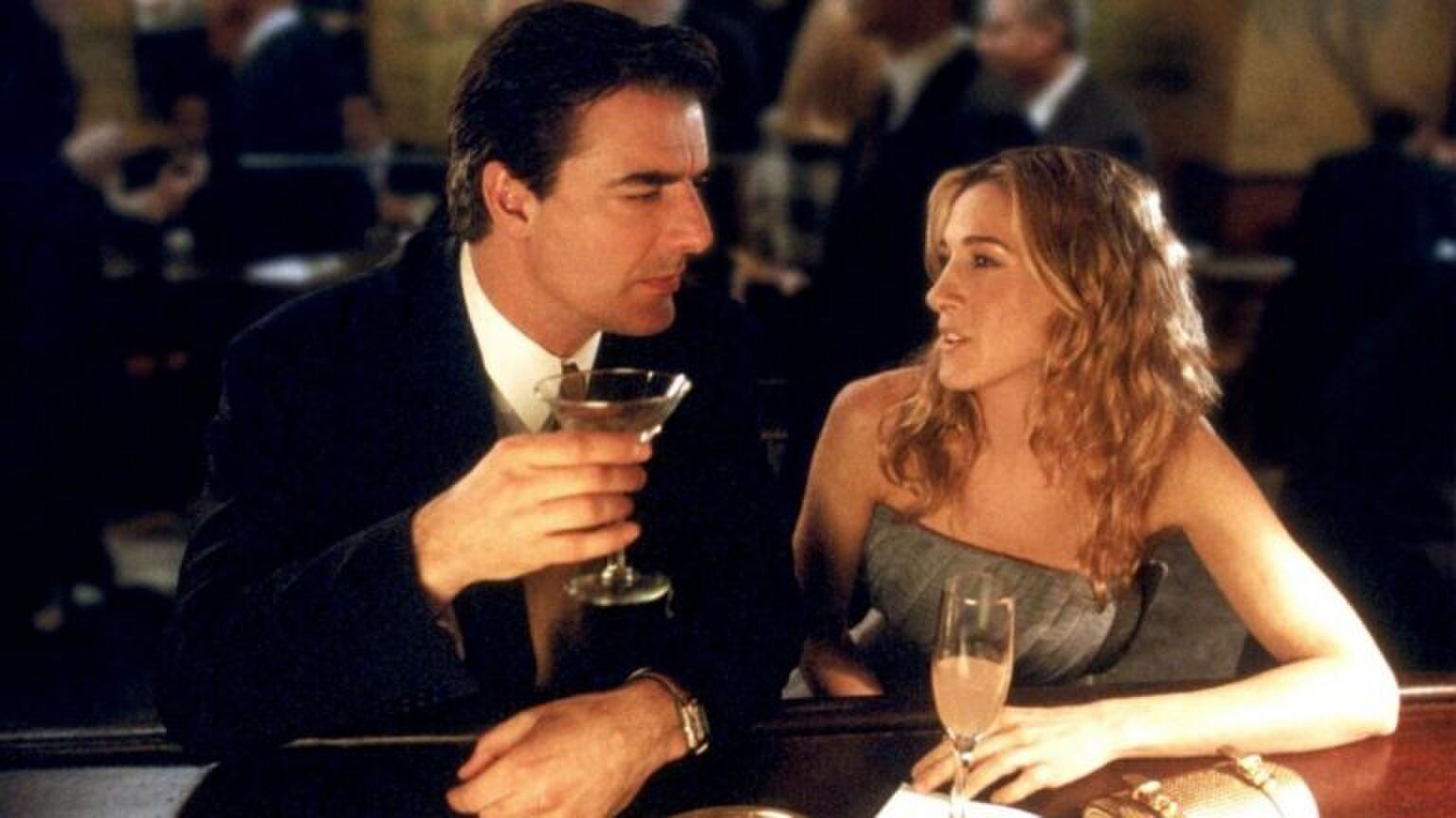 Carrie en Mr. Big in een restaurant uit Sex And The City.