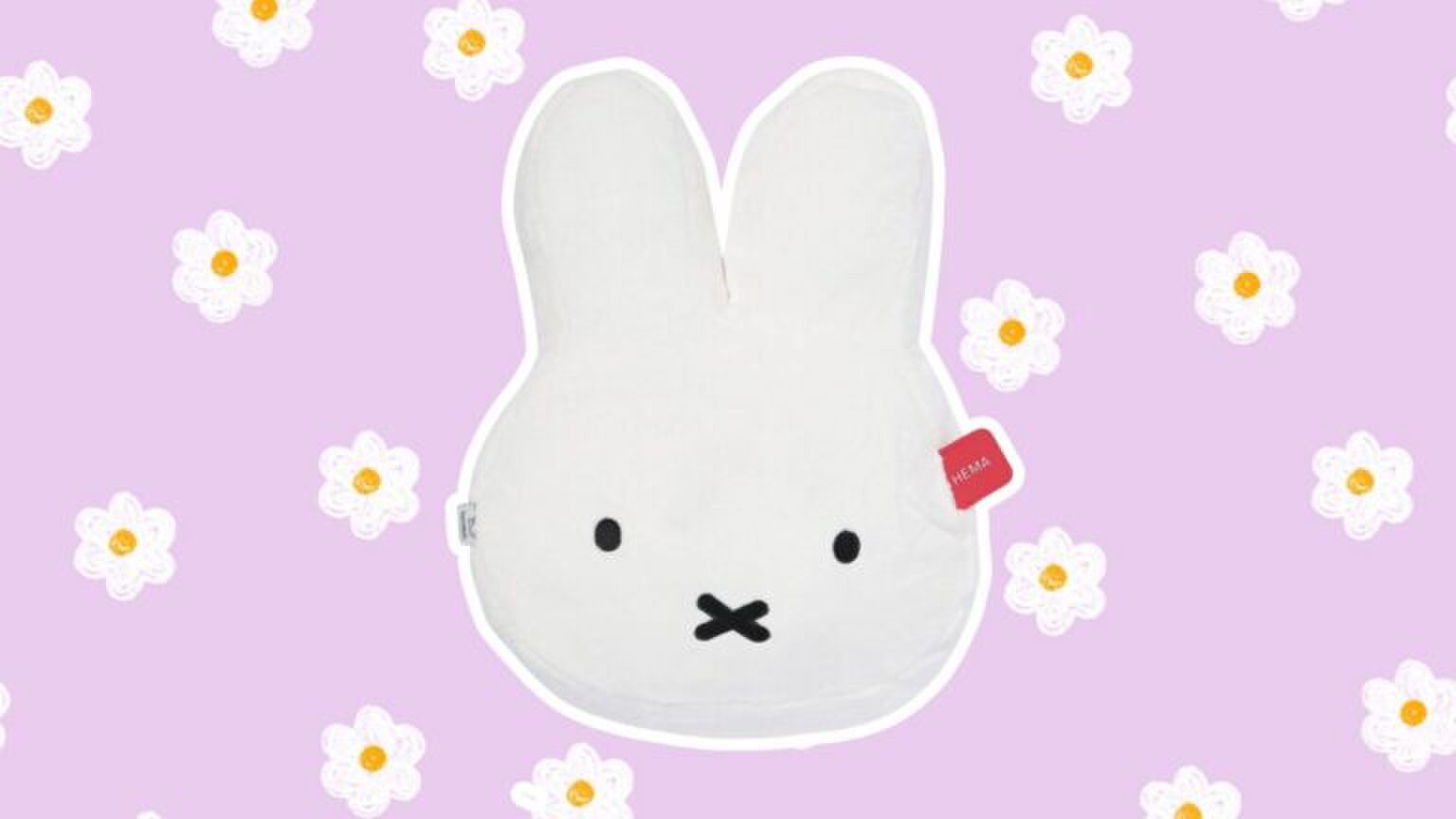 Foto van Nijntje-warmtekussen van HEMA, voor een paarse bloemetjesachtergrond.