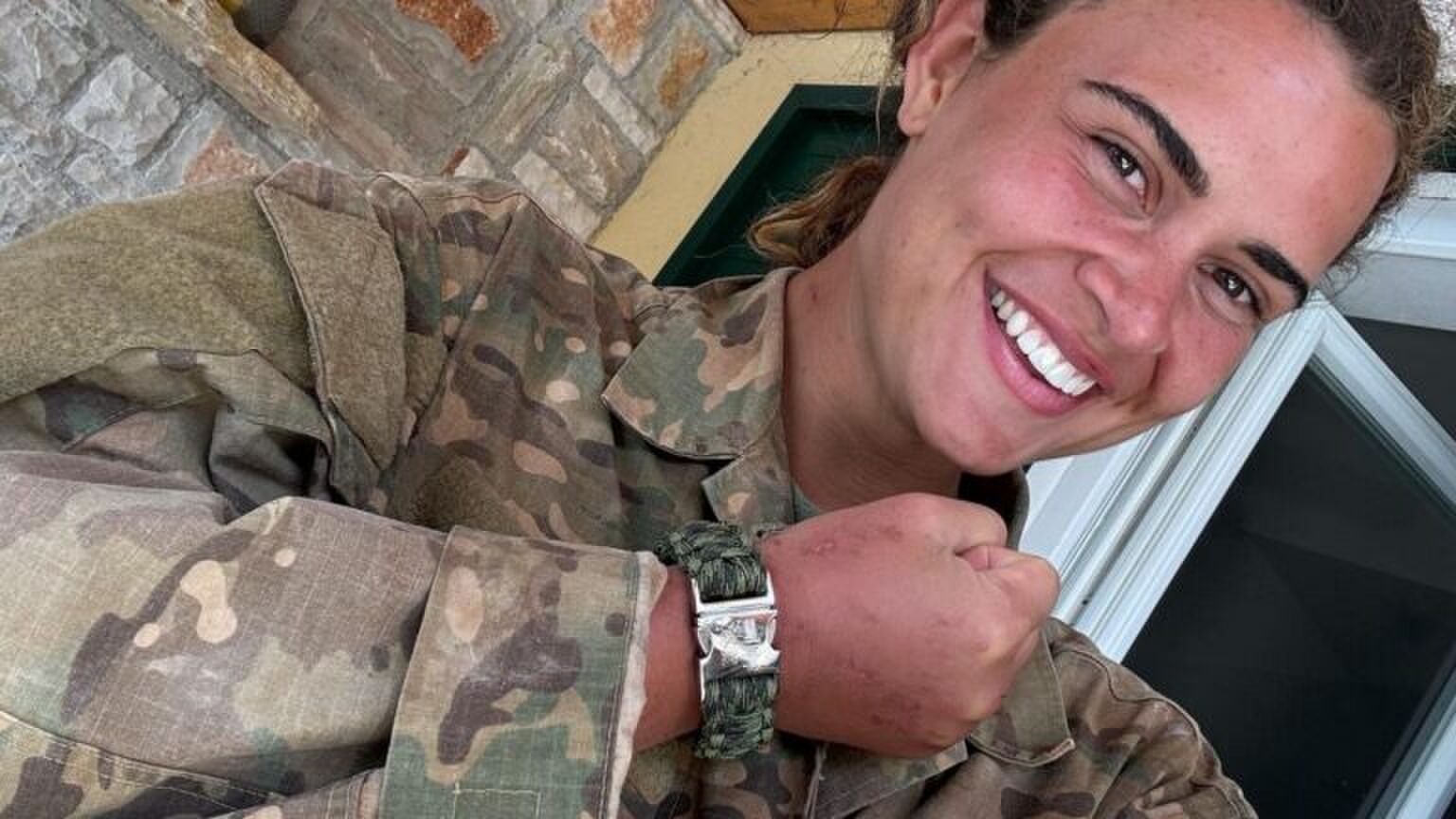 Foto van Special Forces VIPS-winnaar Rachel John. Ze houdt haar armbandje omhoog.