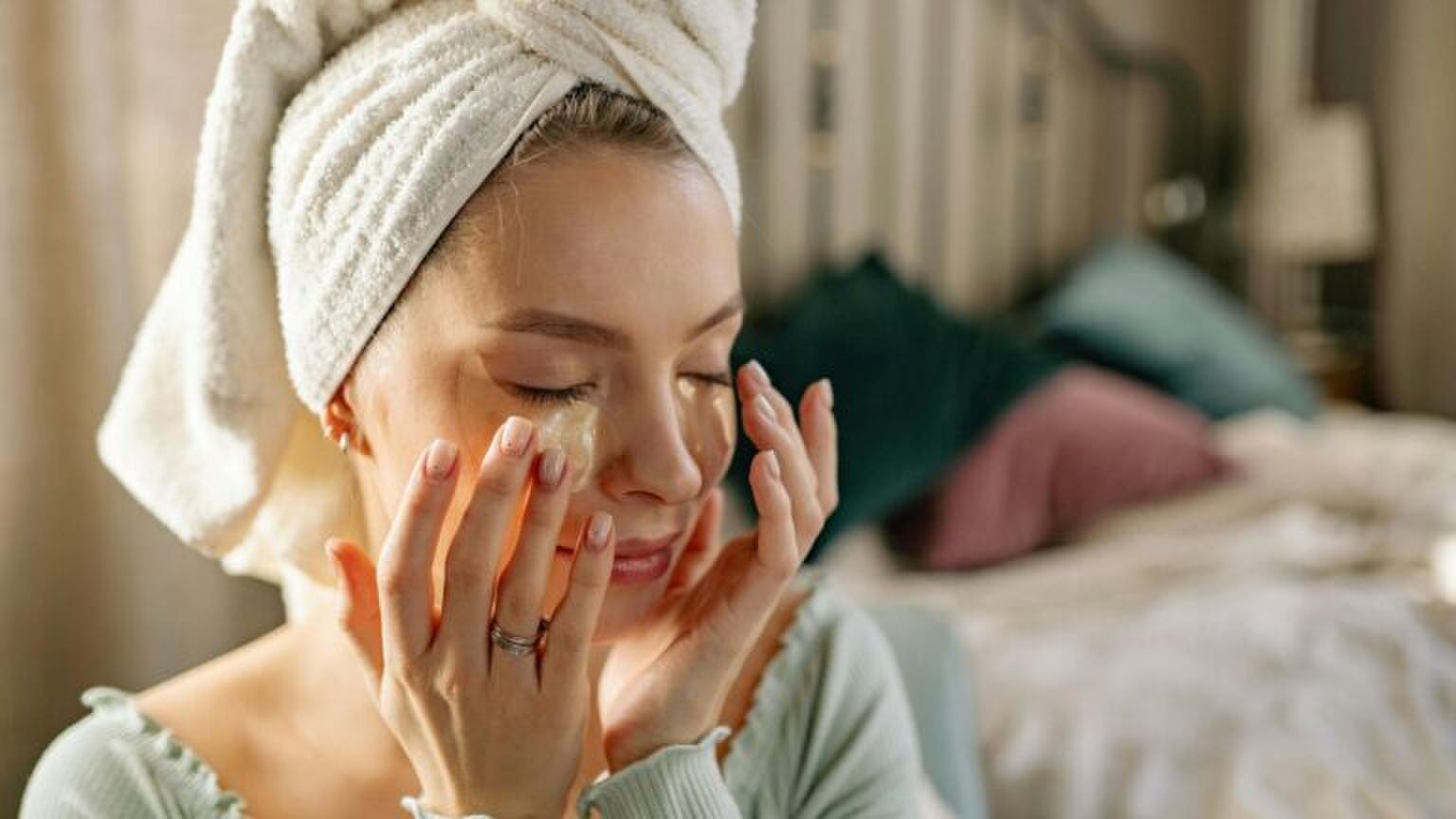 Een vrouw verzorgt haar wallen in haar slaapkamer.