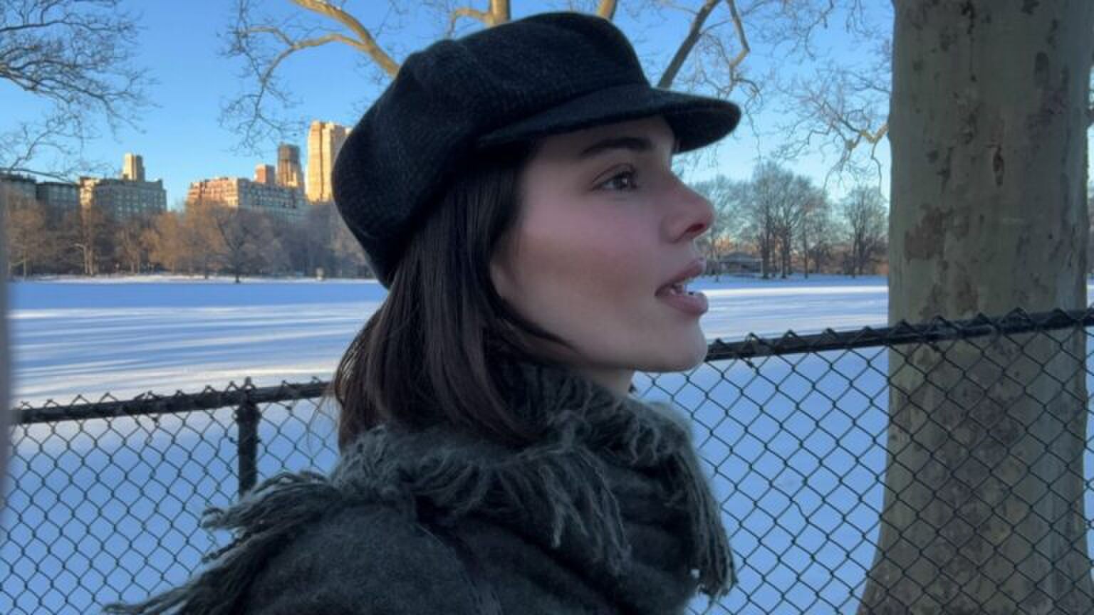 Kendall Jenner buiten in de winter.