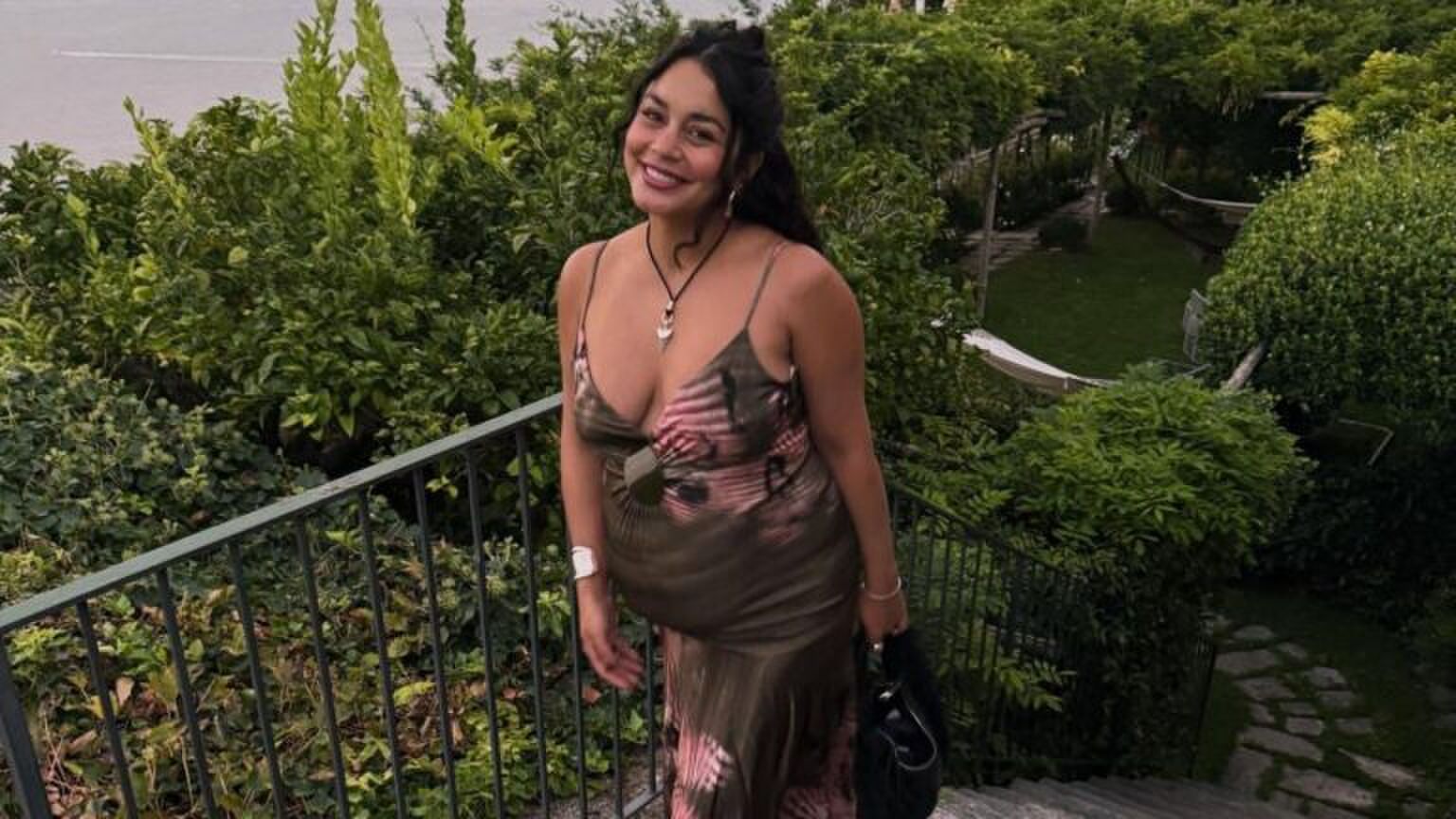 Vanessa Hudgens poseert voor een foto.