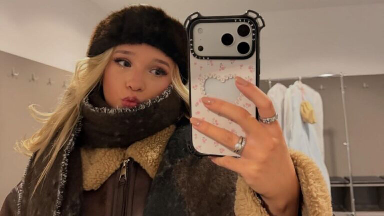 Emma Kok poseert voor een selfie.