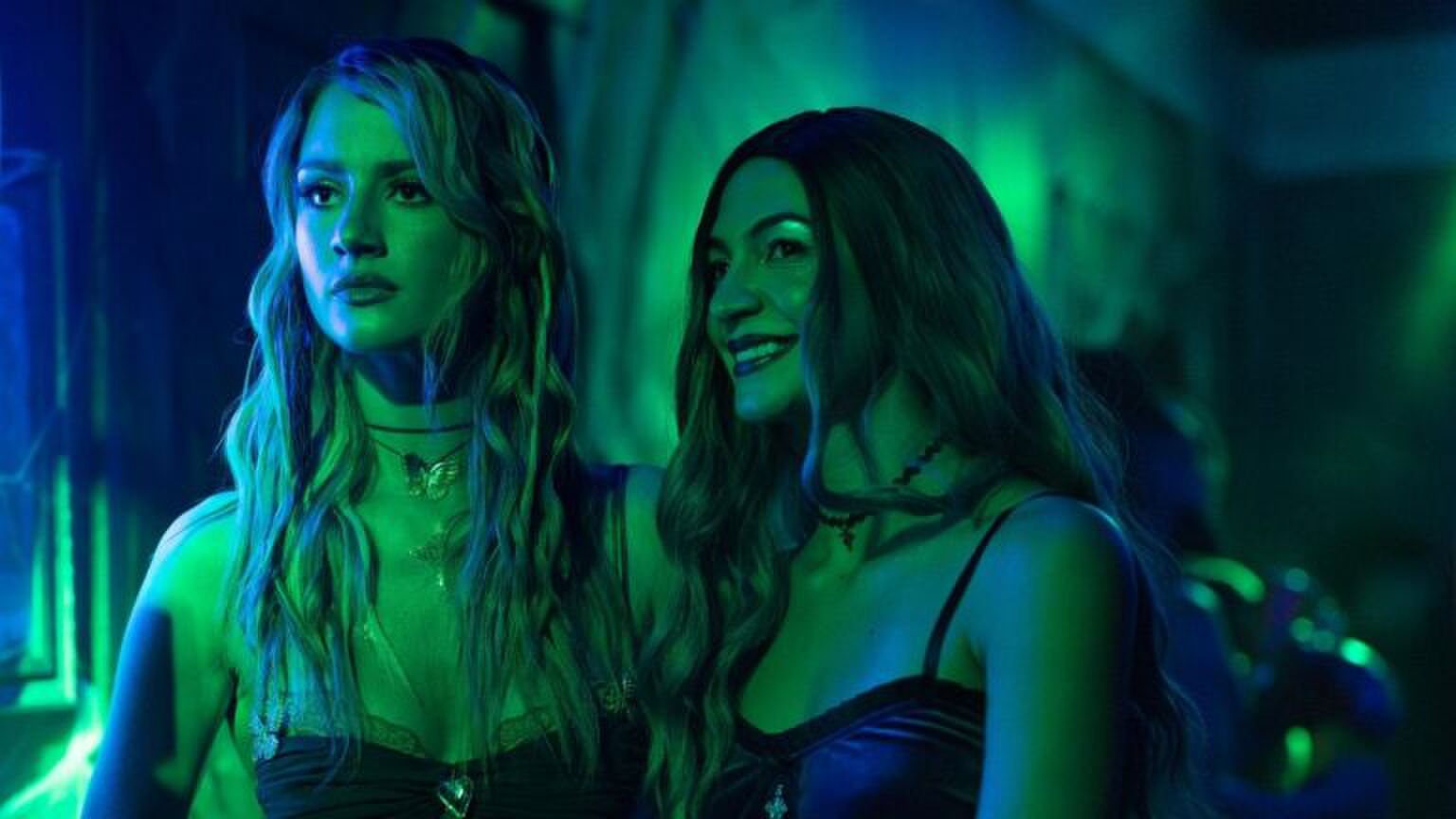 Twee vriendinnen op een feestje.