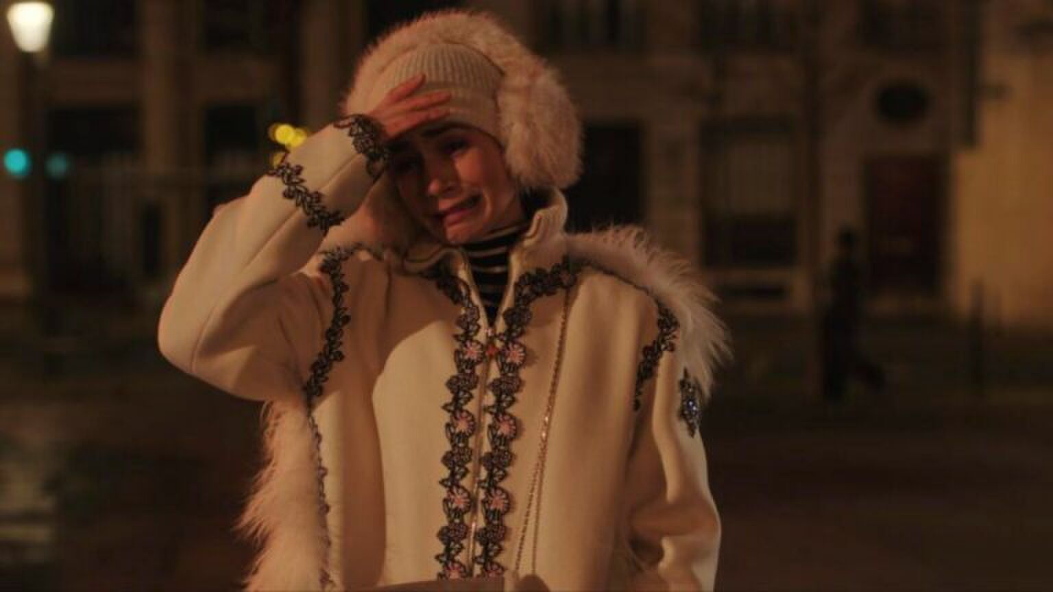 Emily uit Emily in Paris aan het huilen.