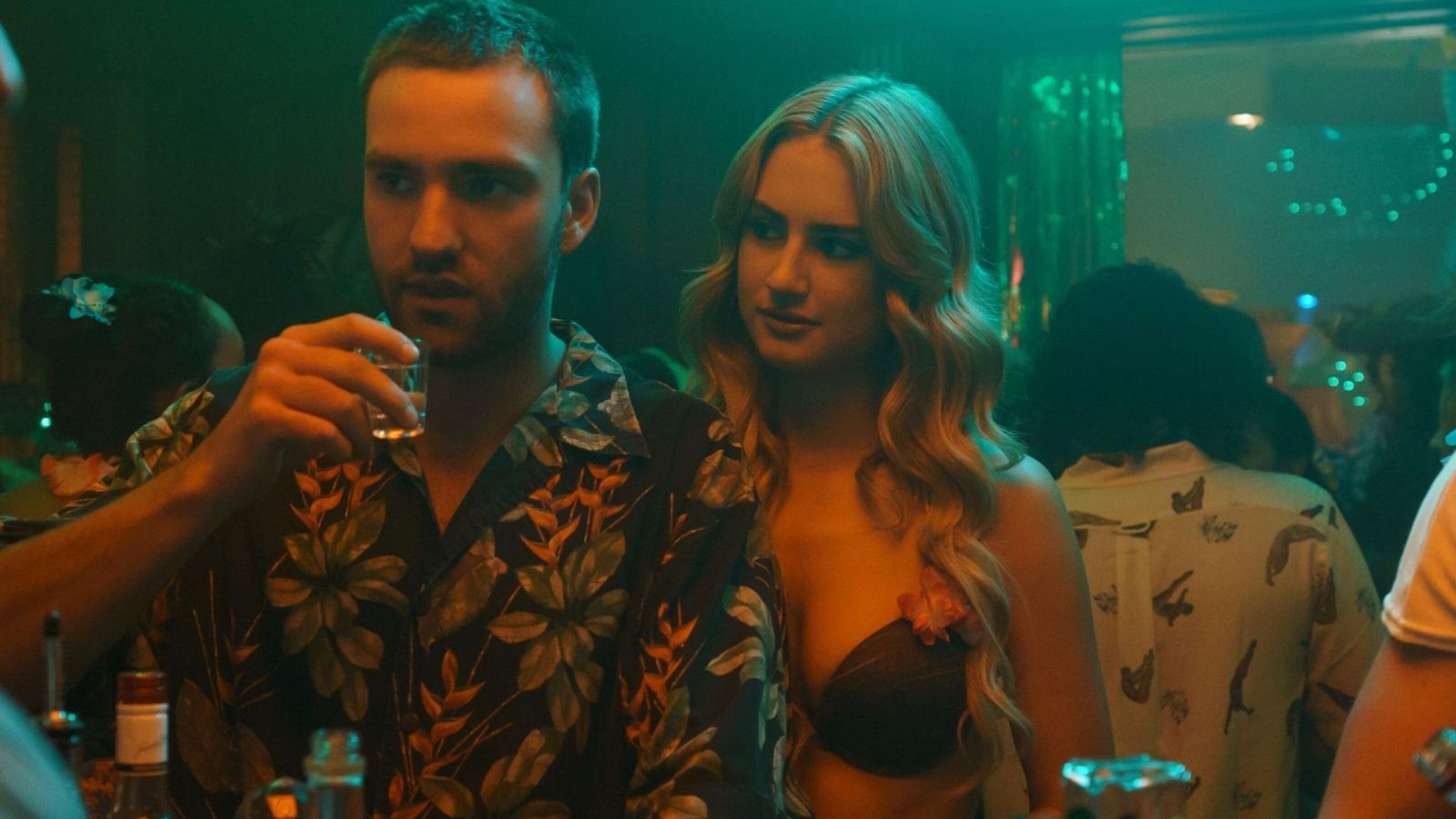 Vrouw kijkt man raar aan in een bar.