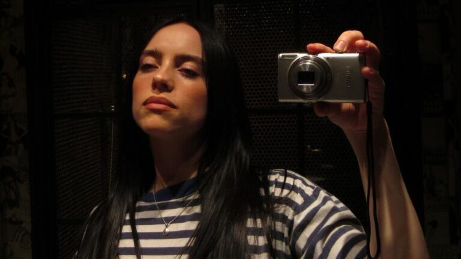 Billie Eilish poseert voor een foto.