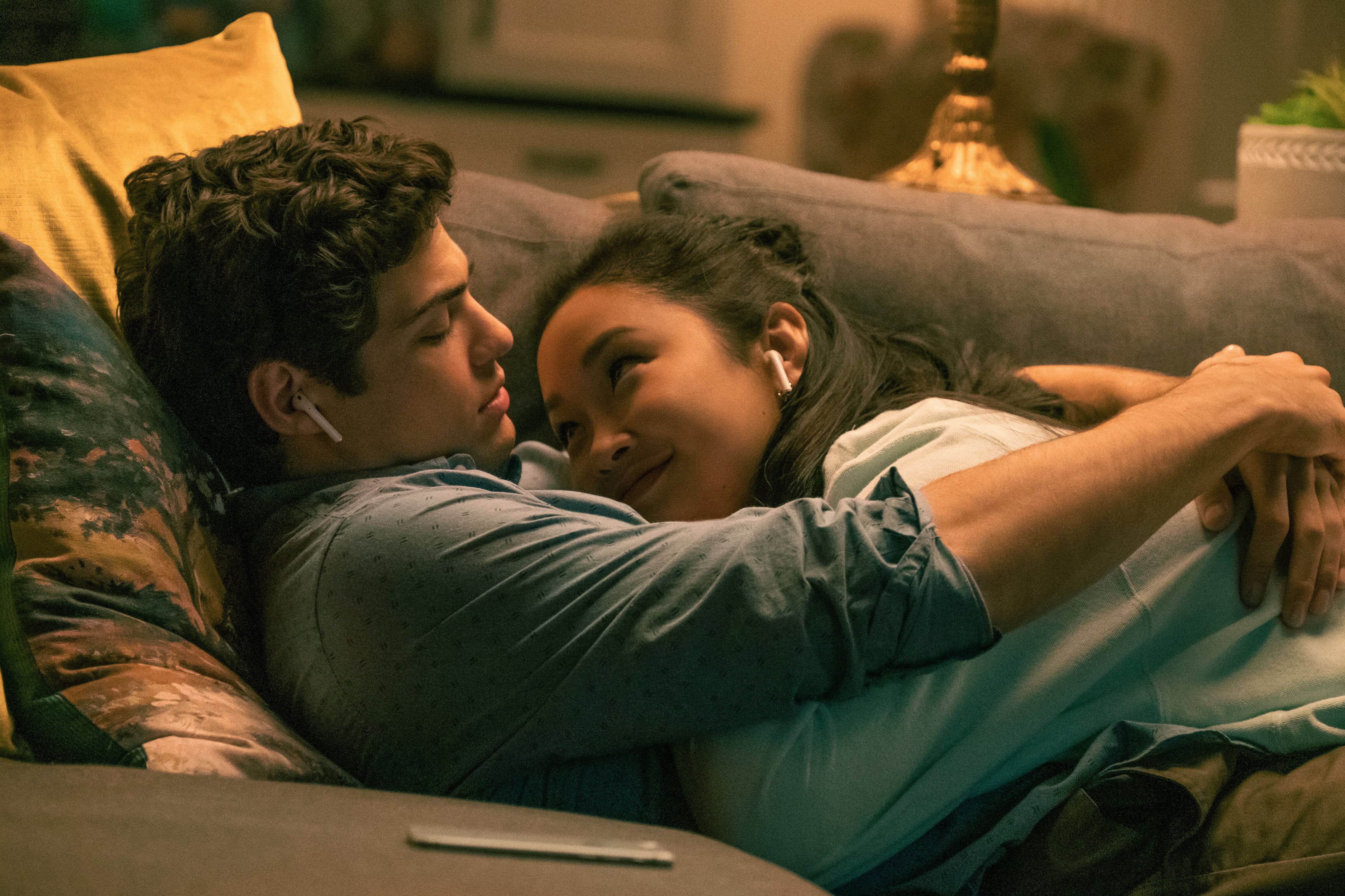 Lana Condor en Noah Centineo die knuffelen