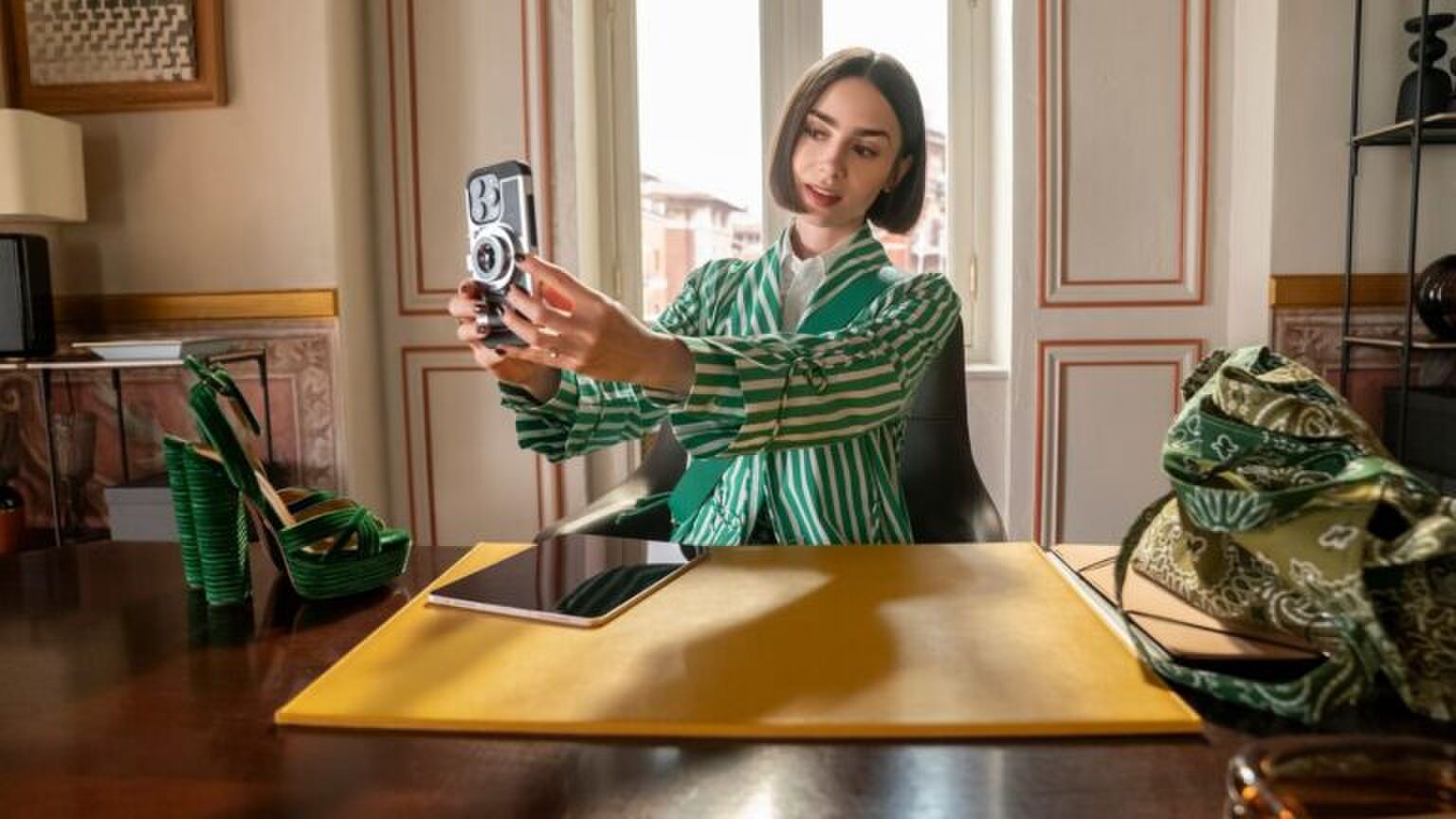 Jonge vrouw met een bob, maakt een selfie.
