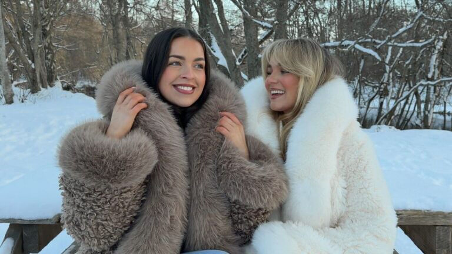 Twee meiden zitten samen op een bankje.