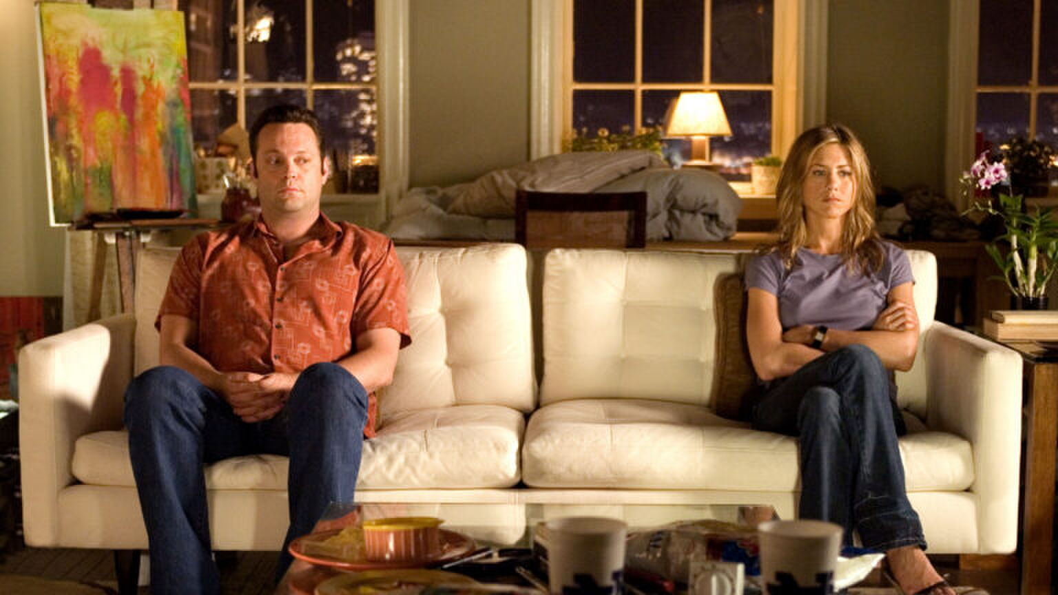 Jennifer Aniston en Vince Vaughn op de bank.