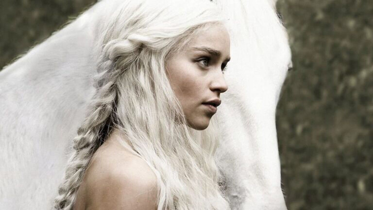 Foto van Emilia Clark in de serie: Game of Thrones.