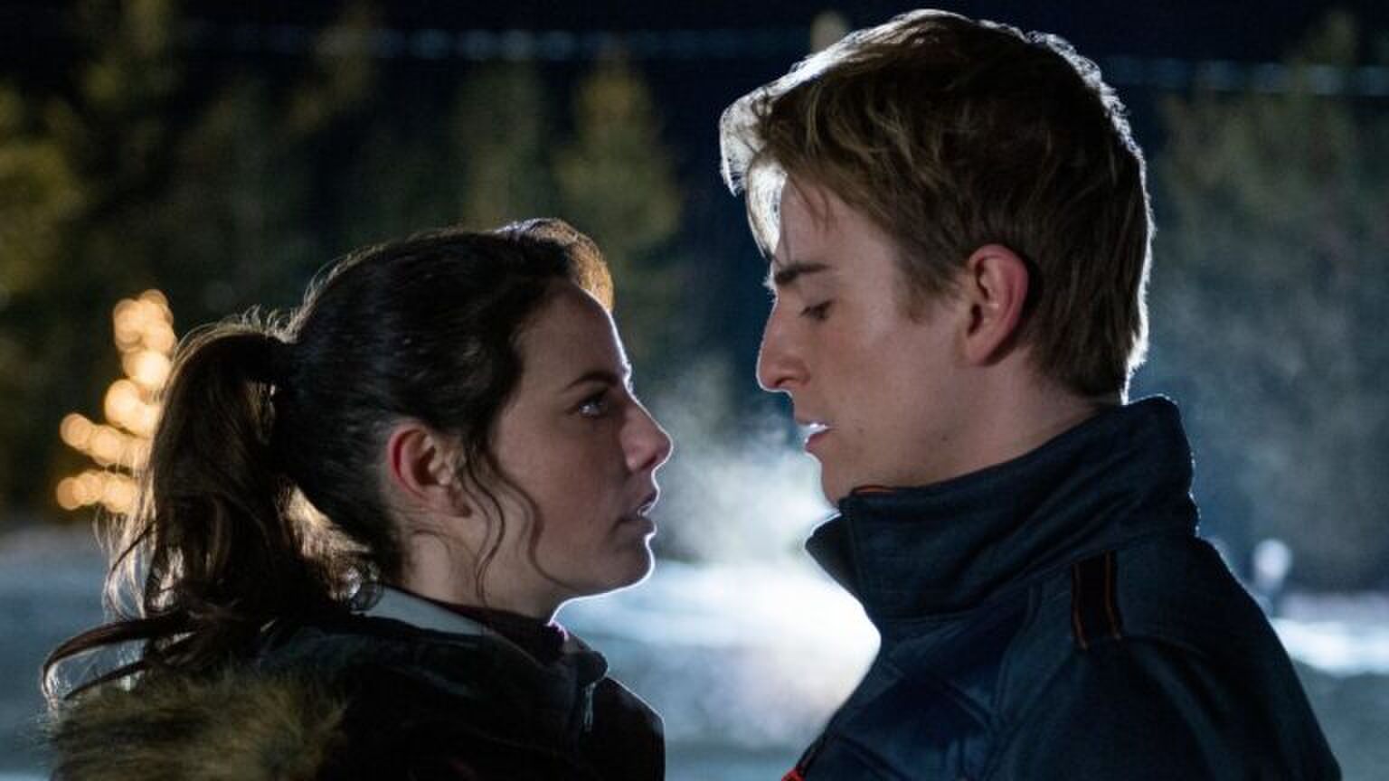 Vrouw en man kijken naar elkaar. De vrouw kijkt geschokkeerd.