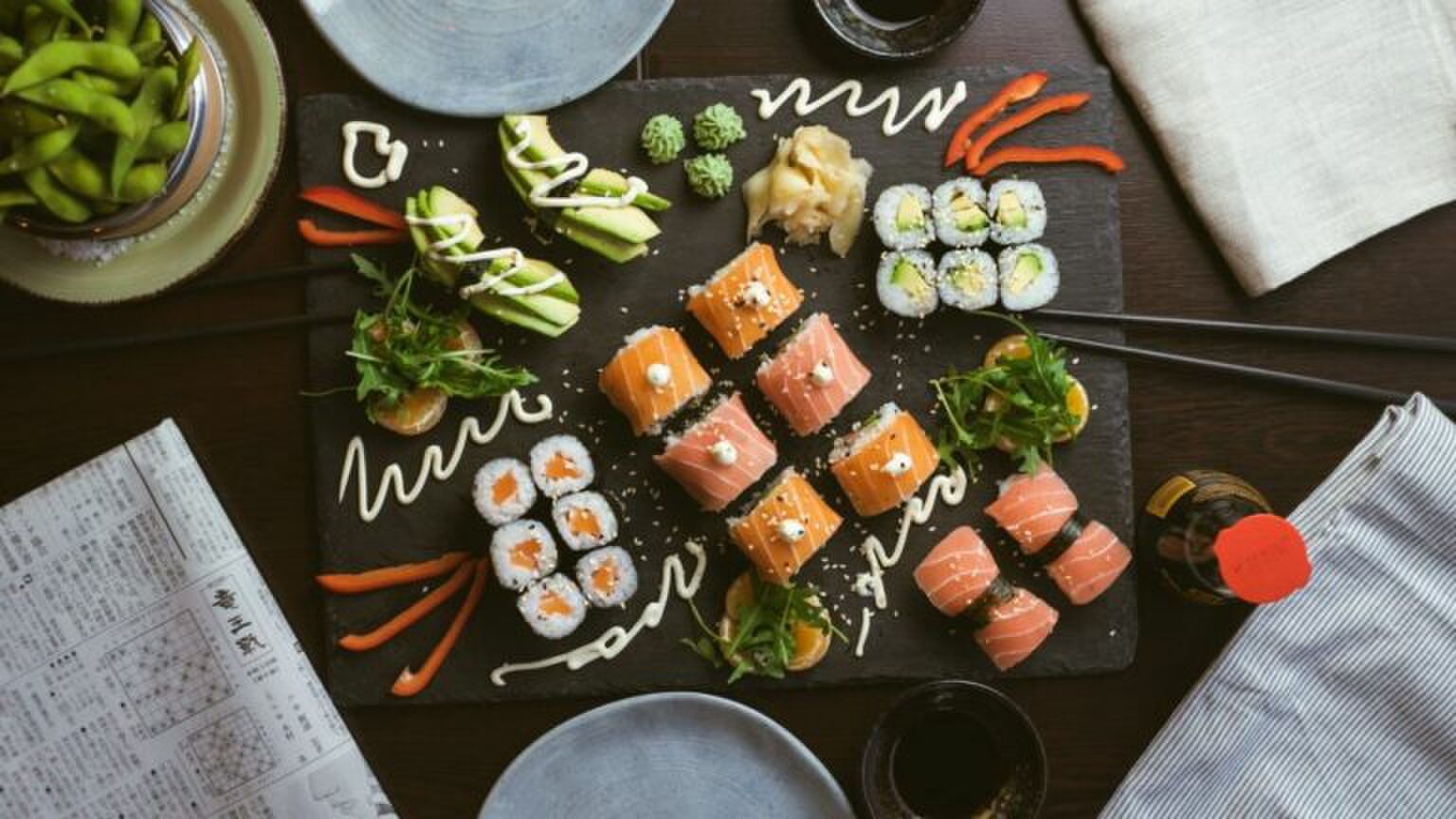 Een bord vol met sushi.