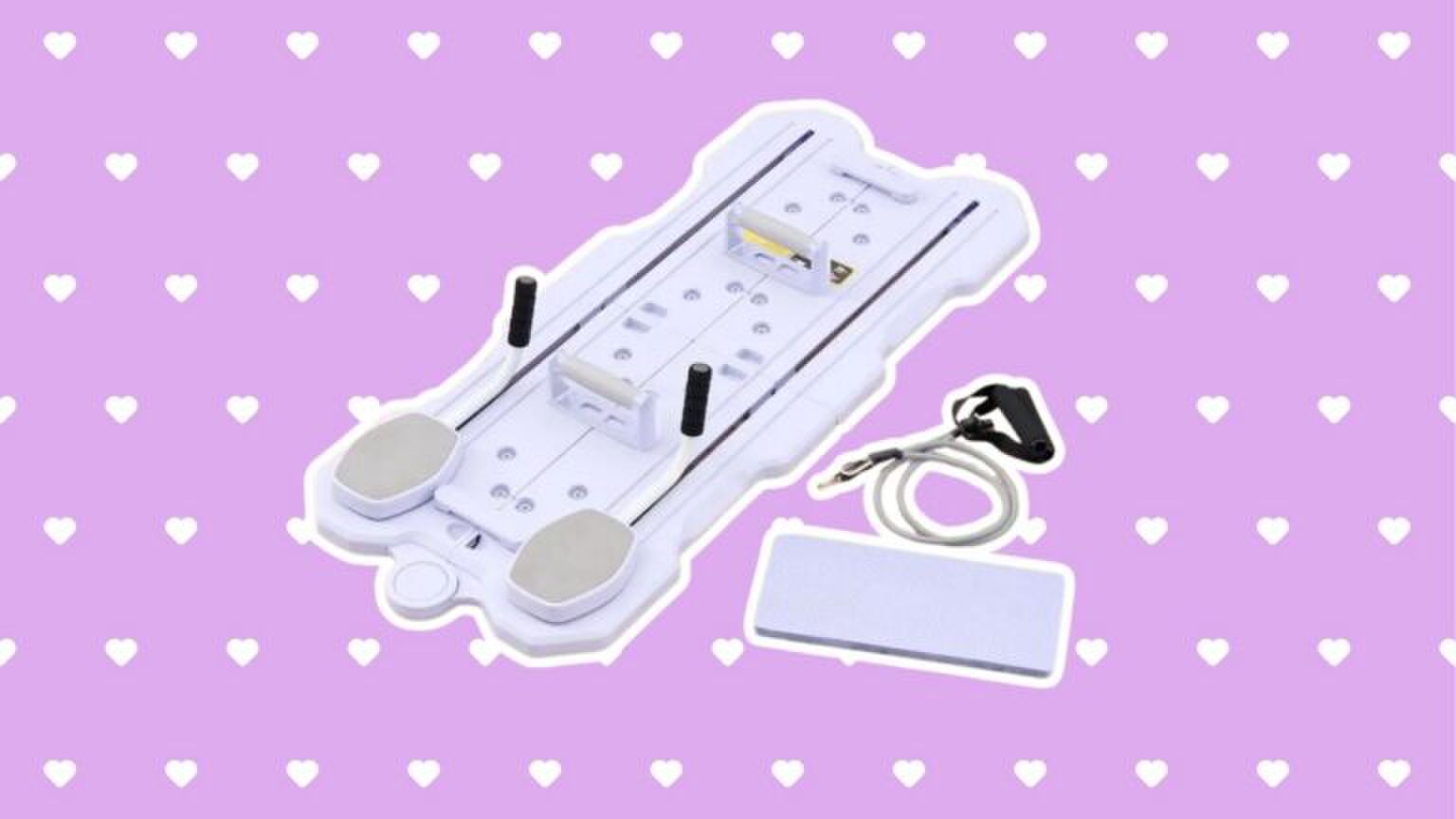 Reformer pilates board van Action voor paarse achtergrond met hartjes.