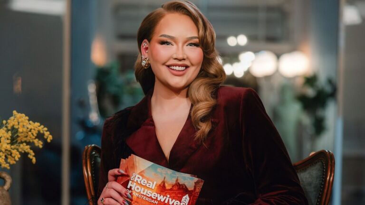 Nikkie de Jager presenteert de reünie van The Real Housewives of Amsterdam.