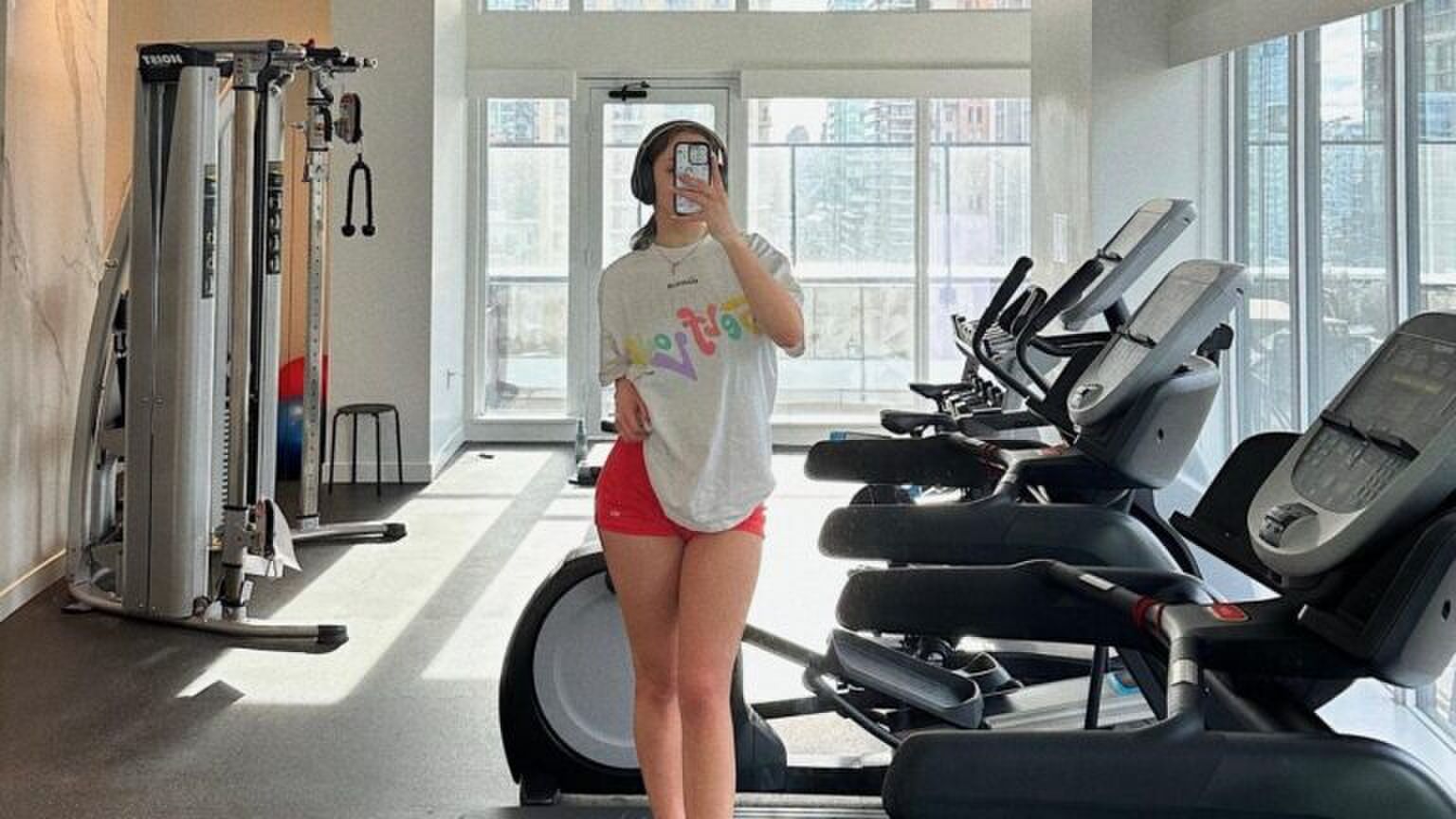 Foto van influencer Fernanda Ramirez in de sportschool.