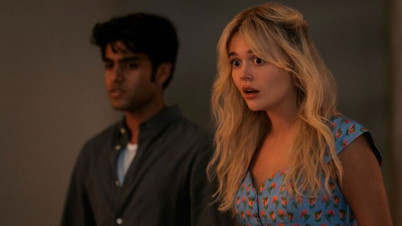 Meisje kijkt in shock.