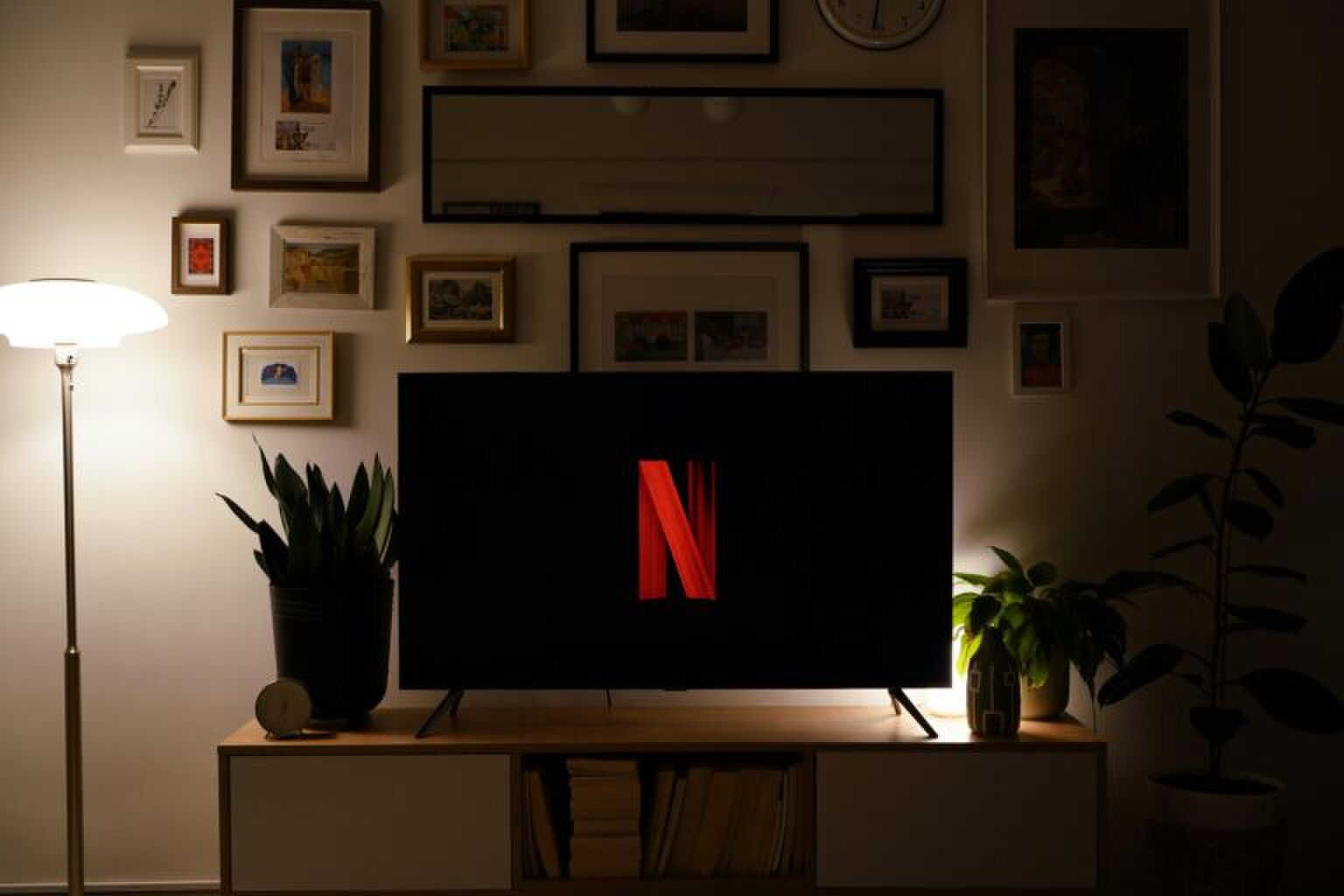 Netflix logo op televisie.
