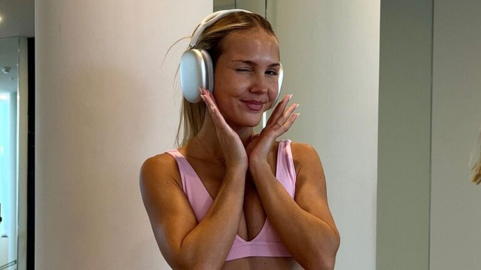 Een influencer staat in de sportschool.