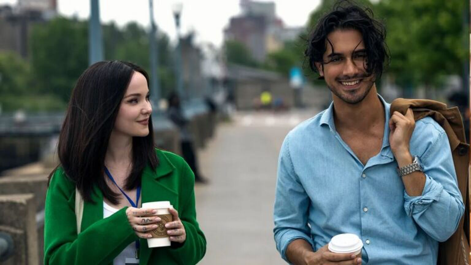 Avan Jogia en Dove Cameron in 56 Days.
