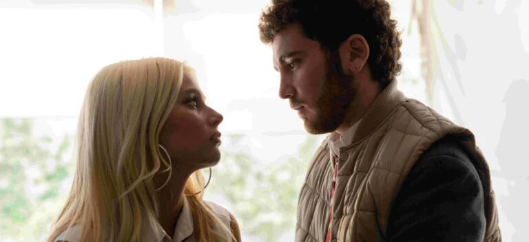 Een man en vrouw kijken elkaar aan.