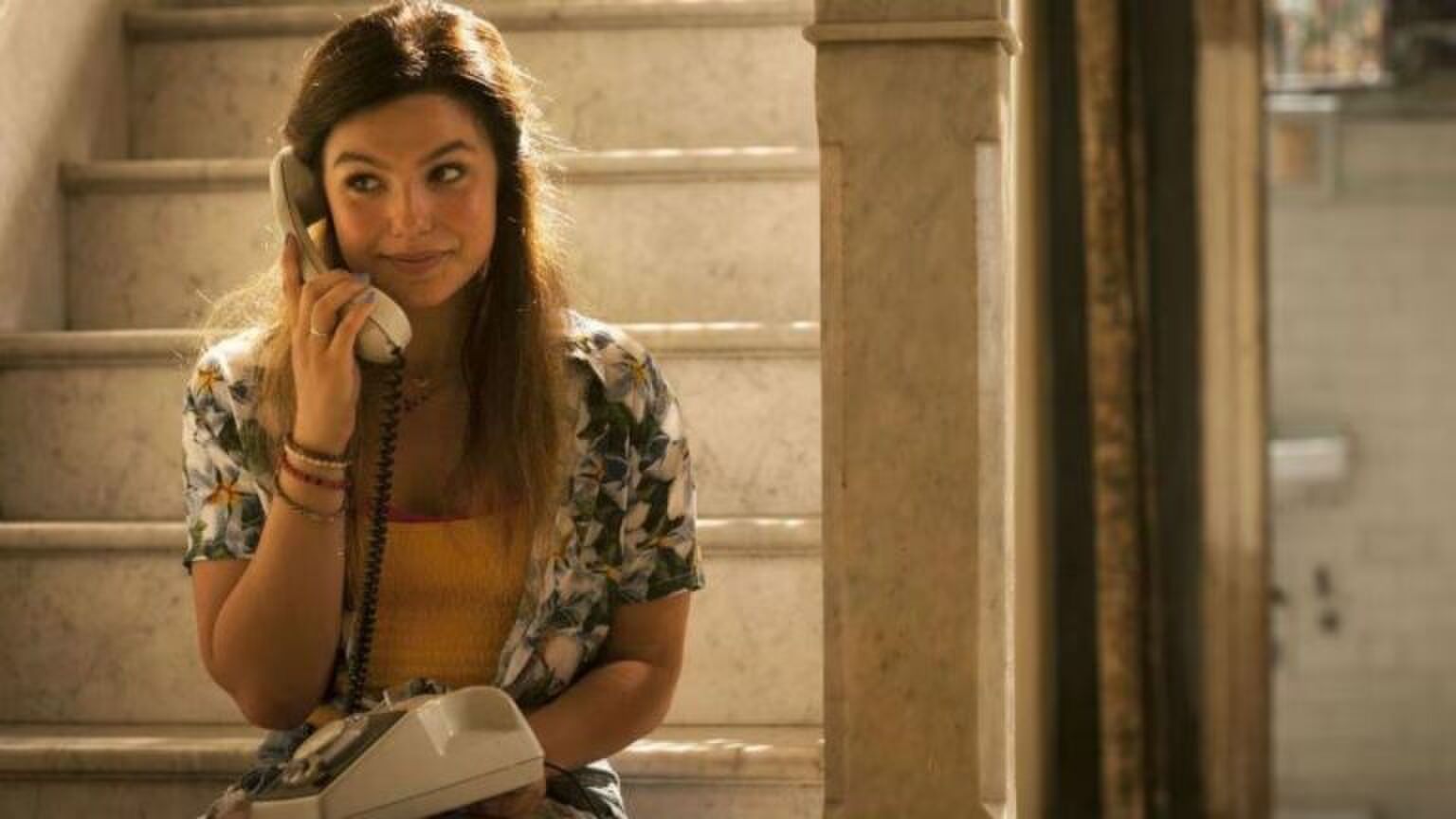 Meisje met telefoon in haar hand.