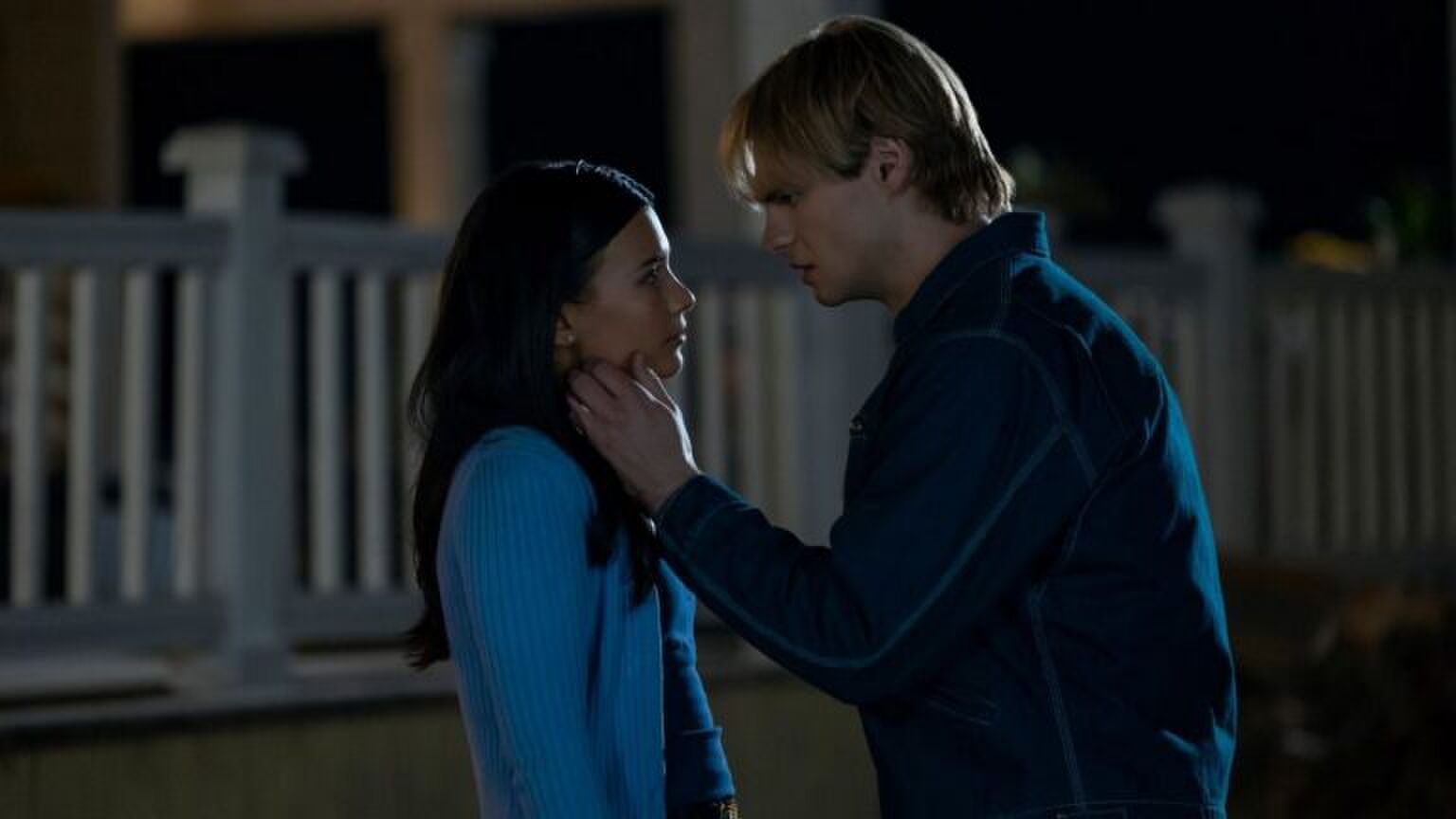 Jongen en meisje die bijna zoenen.