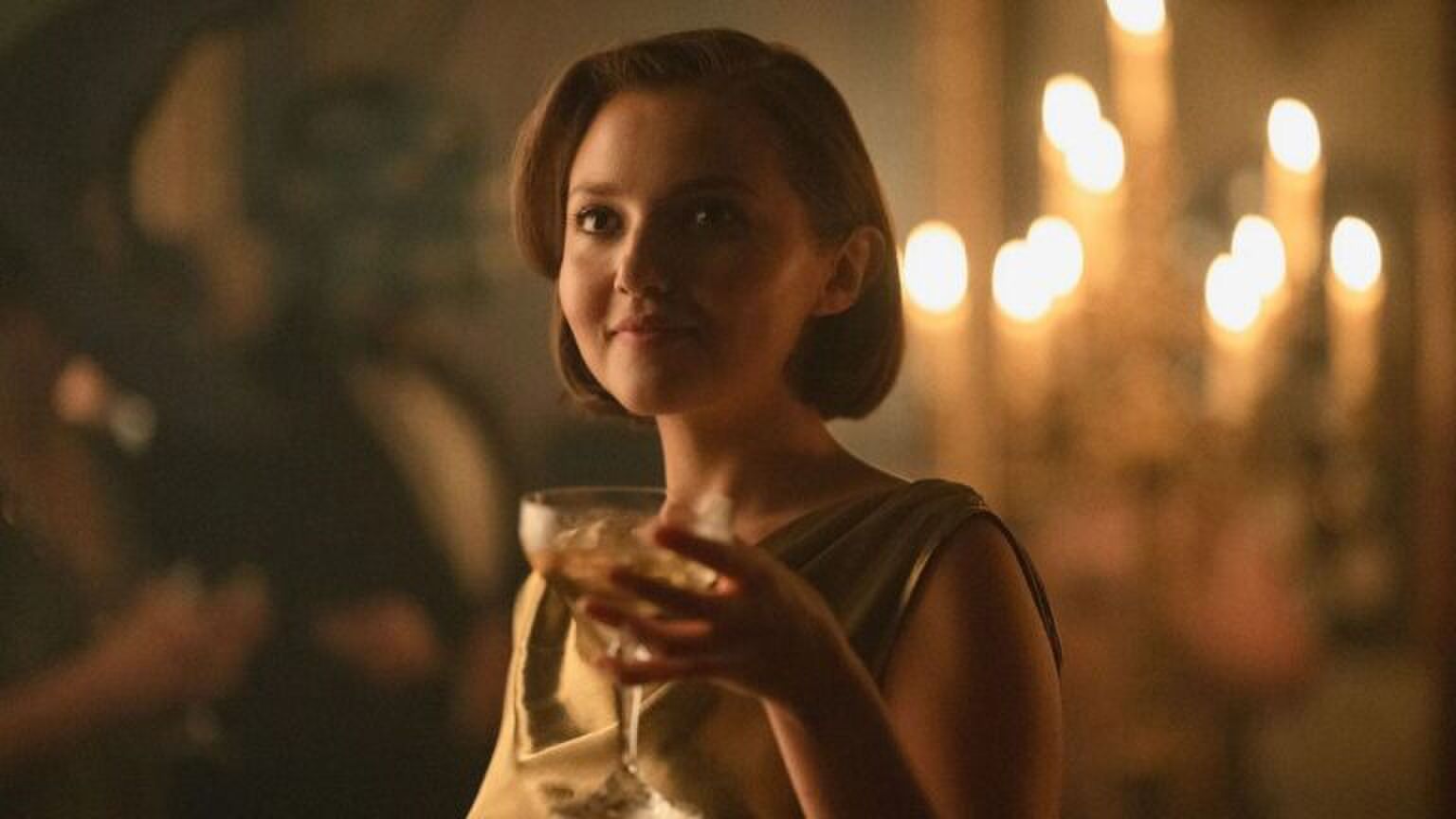 Een meisje met een drankje in haar hand