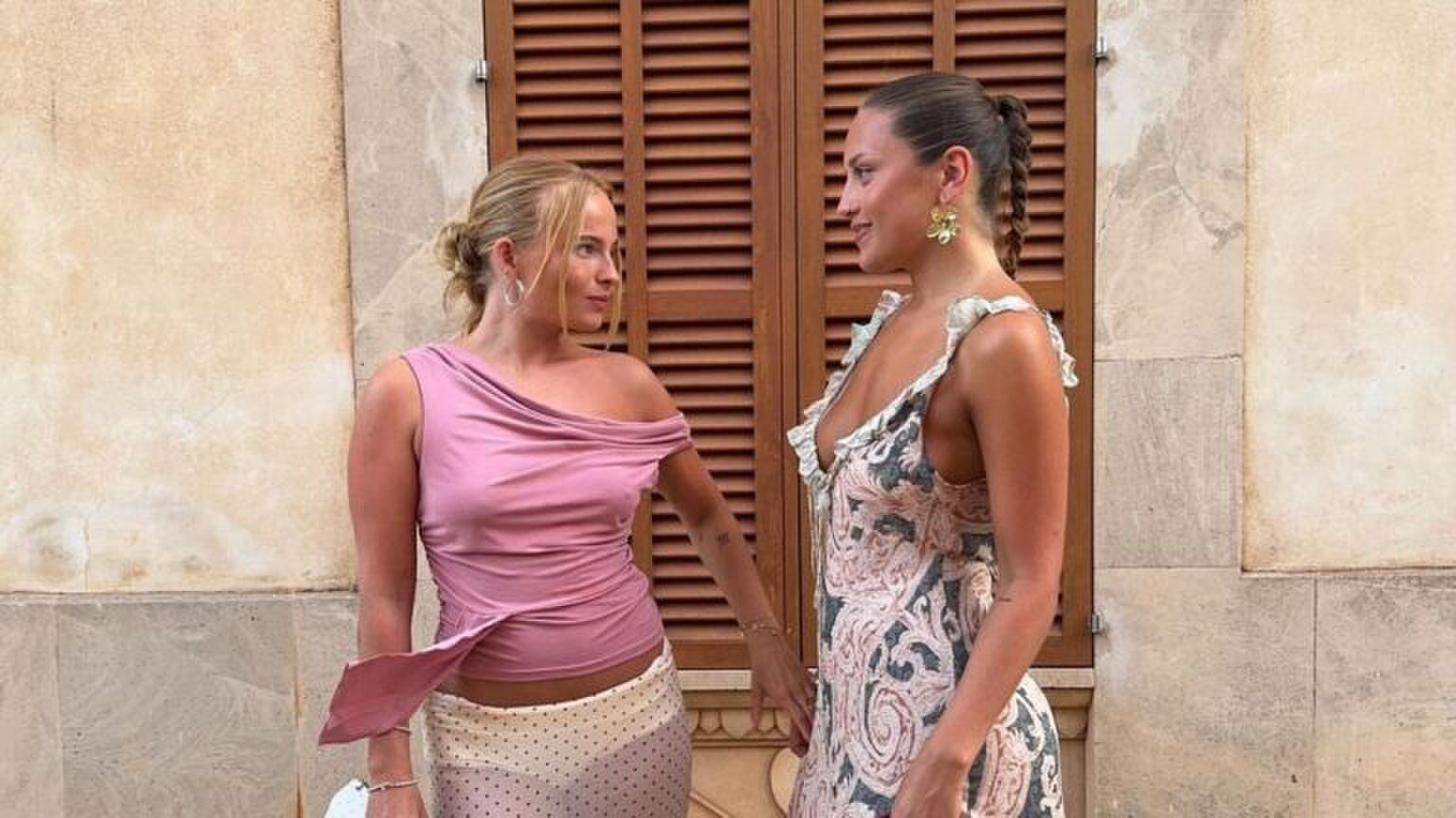 Twee meisjes kijken elkaar aan op straat.