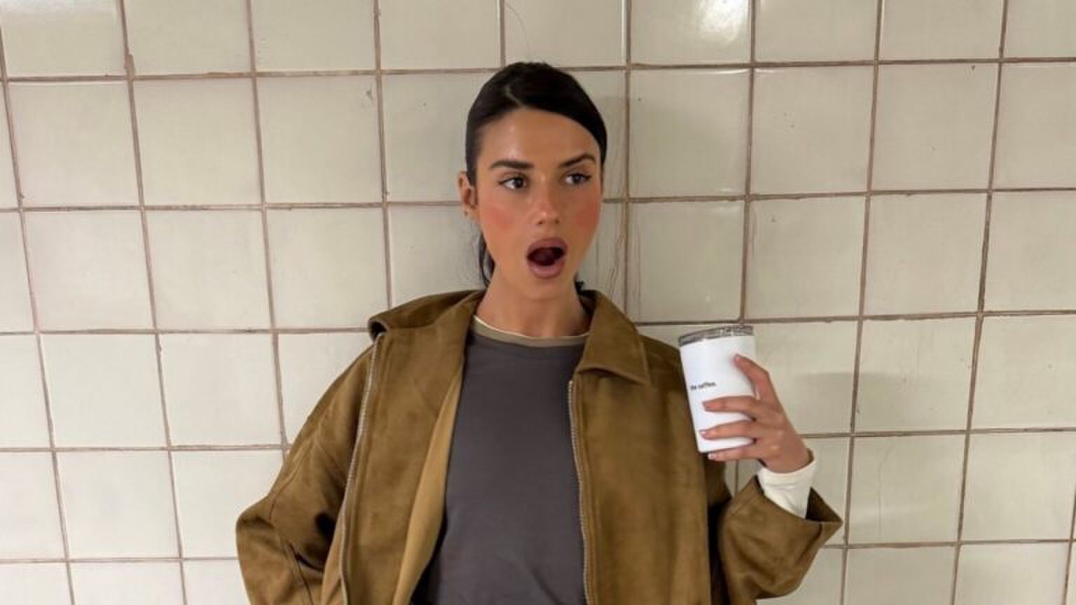 Foto van influencer Barbara Ines, ze kijkt heel verbaasd. Haar mond valt open.