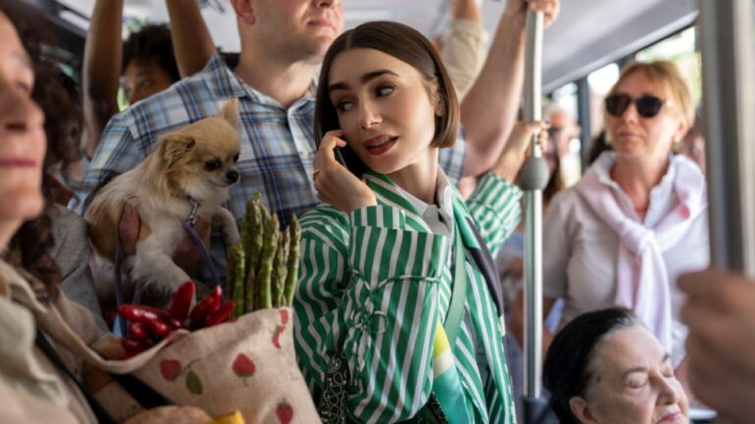 Emily in een drukke bus.
