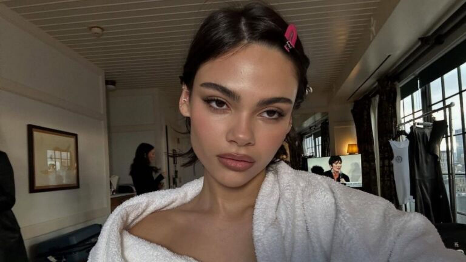 Ariana Greenblatt poseert voor een selfie.