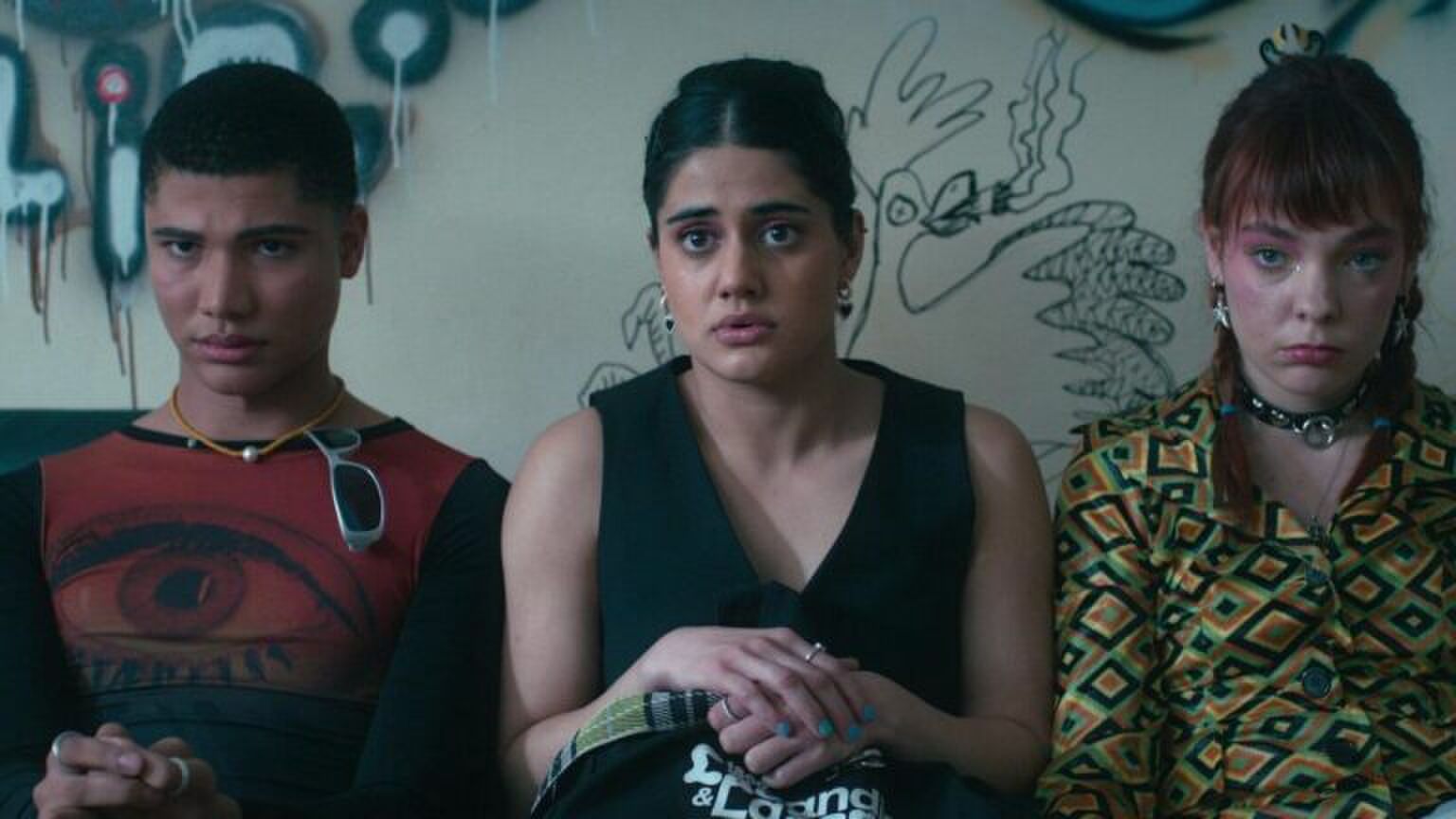 Amerie, Darren en Quinni zitten naast elkaar.