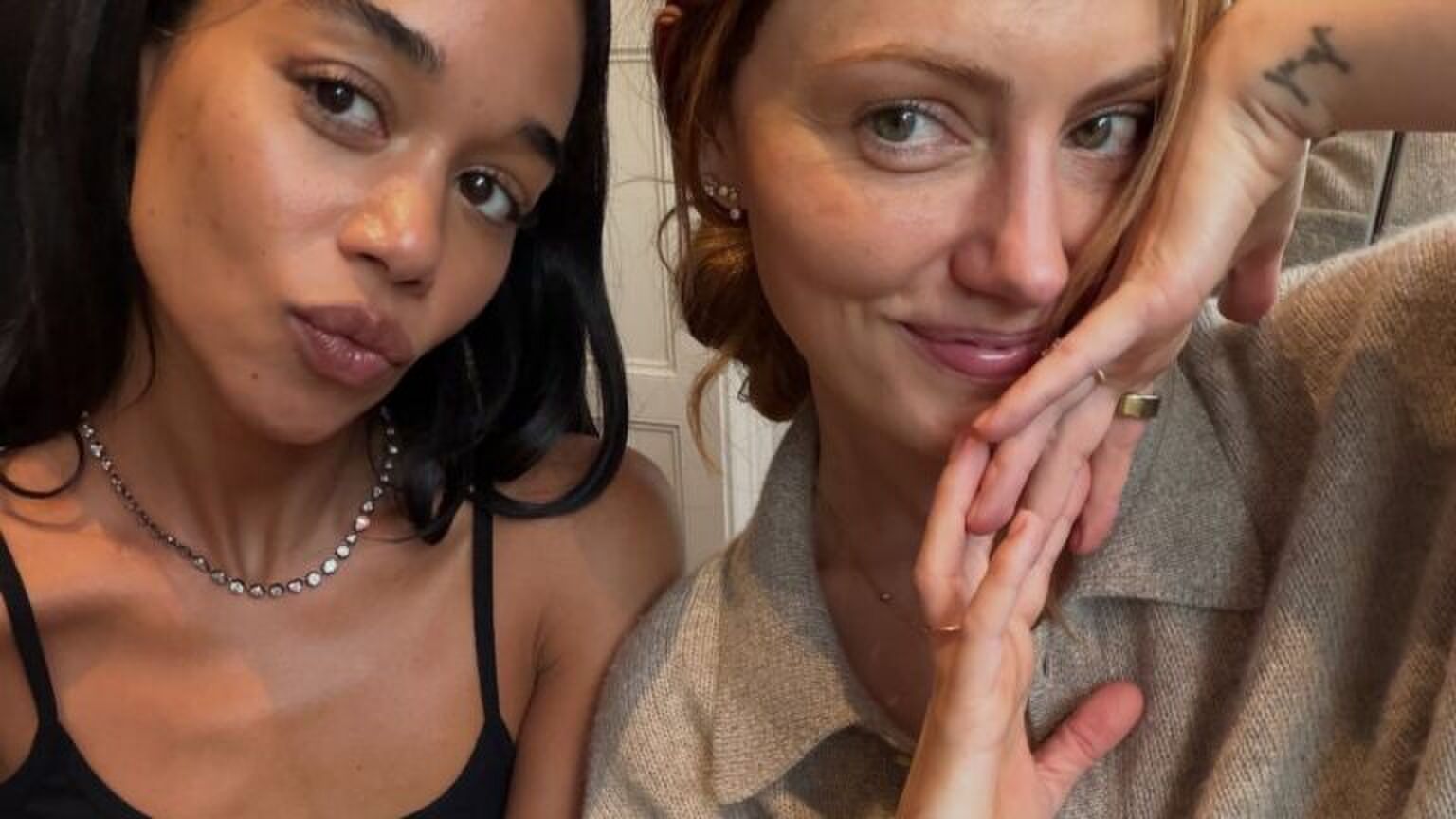 Twee vrouwen poseren voor een foto.