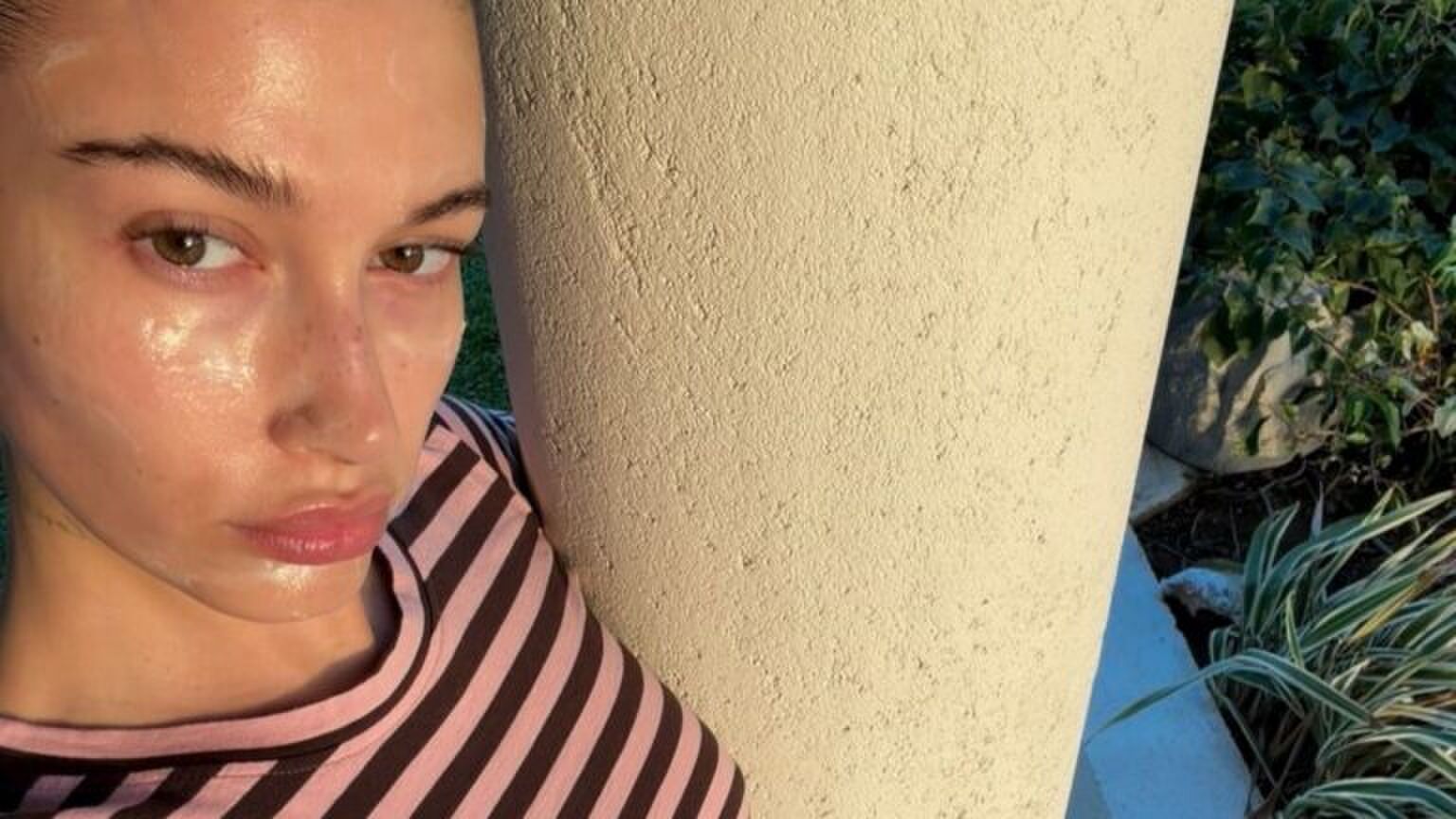 Hailey Bieber met crème op haar gezicht.