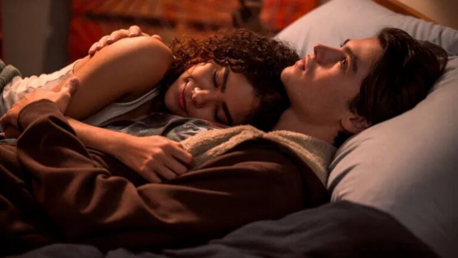 Meisje dat bij jongen op de borst ligt.