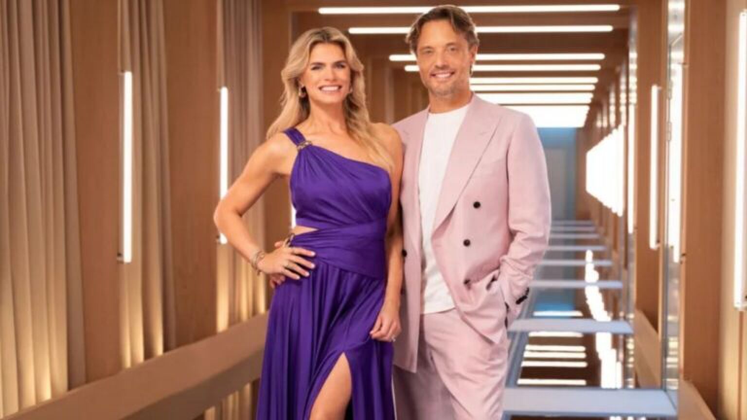 Foto van de presentatoren van Love is Blind, Nederland.